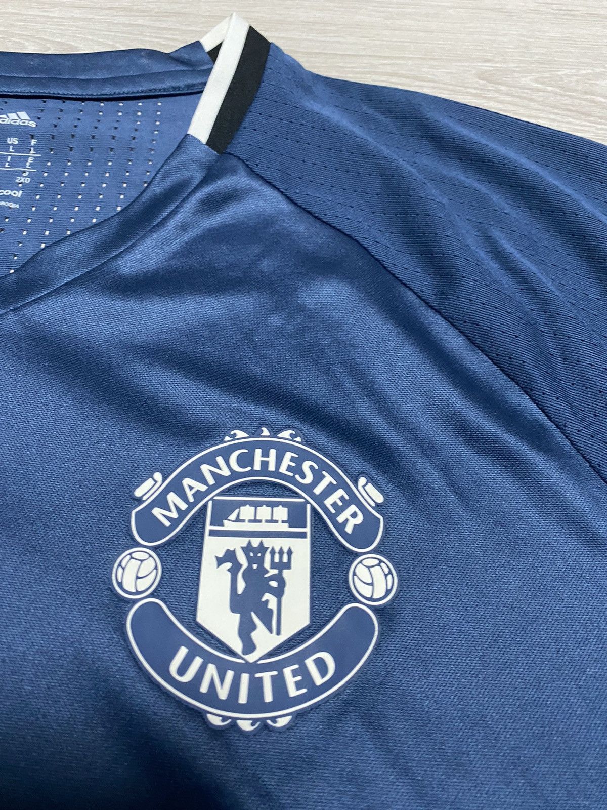 Adidas Adidas Manchester United Jersry training 2016 away size M-L Size US M / EU 48-50 / 2 - 4 Thumbnail