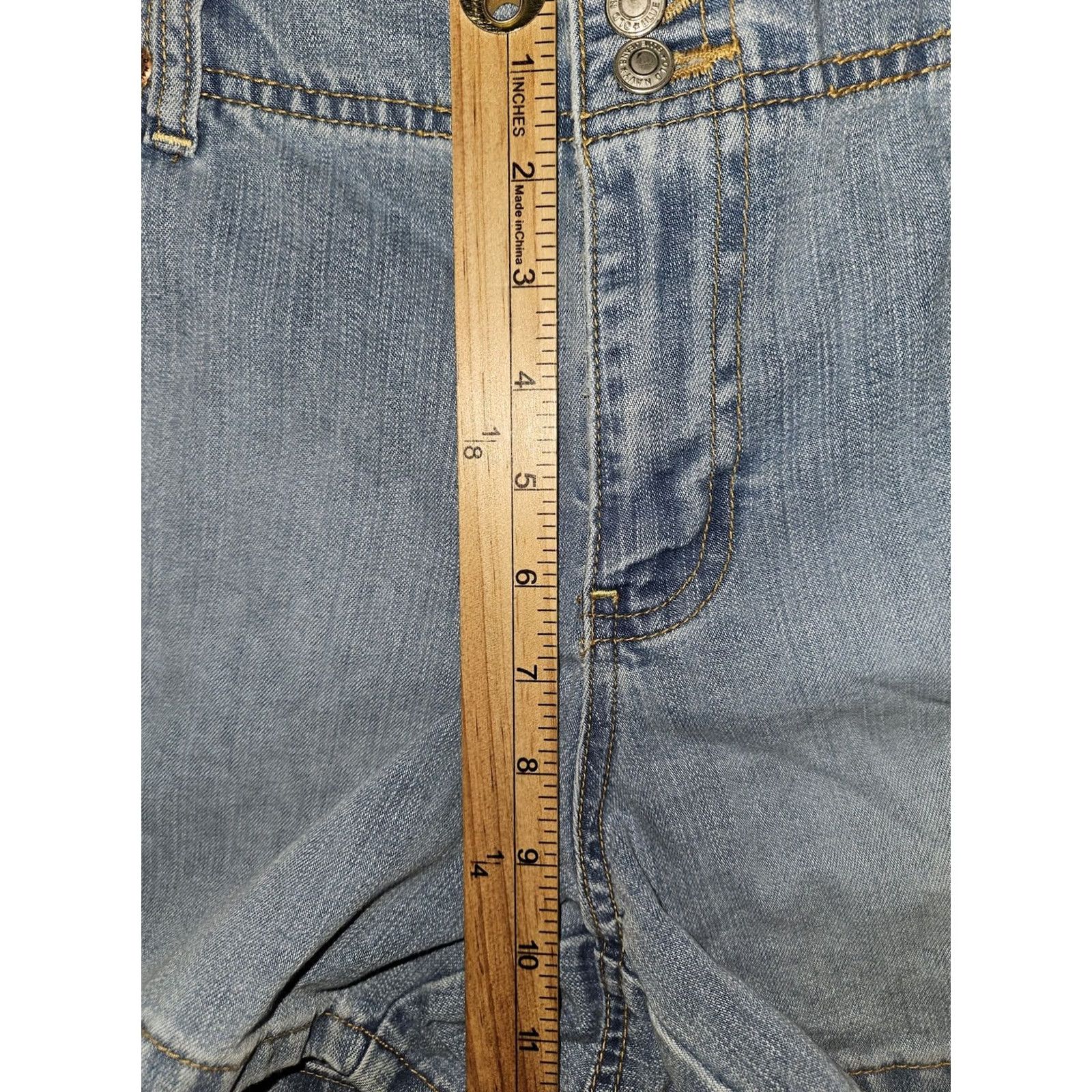 Old Navy VINTAGE Old Navy Shorts Womens 14 Denim Blue Light 00s Low Rise Double Button 3.5 Inseam Cotton Polyester Distressed? Size 36" / US 14 / IT 50 - 5 Thumbnail
