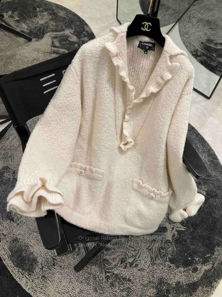 Chanel Chanel Two-pocket sweater with milky white flowers Size XS / US 0-2 / IT 36-38 - 1 Thumbnail
