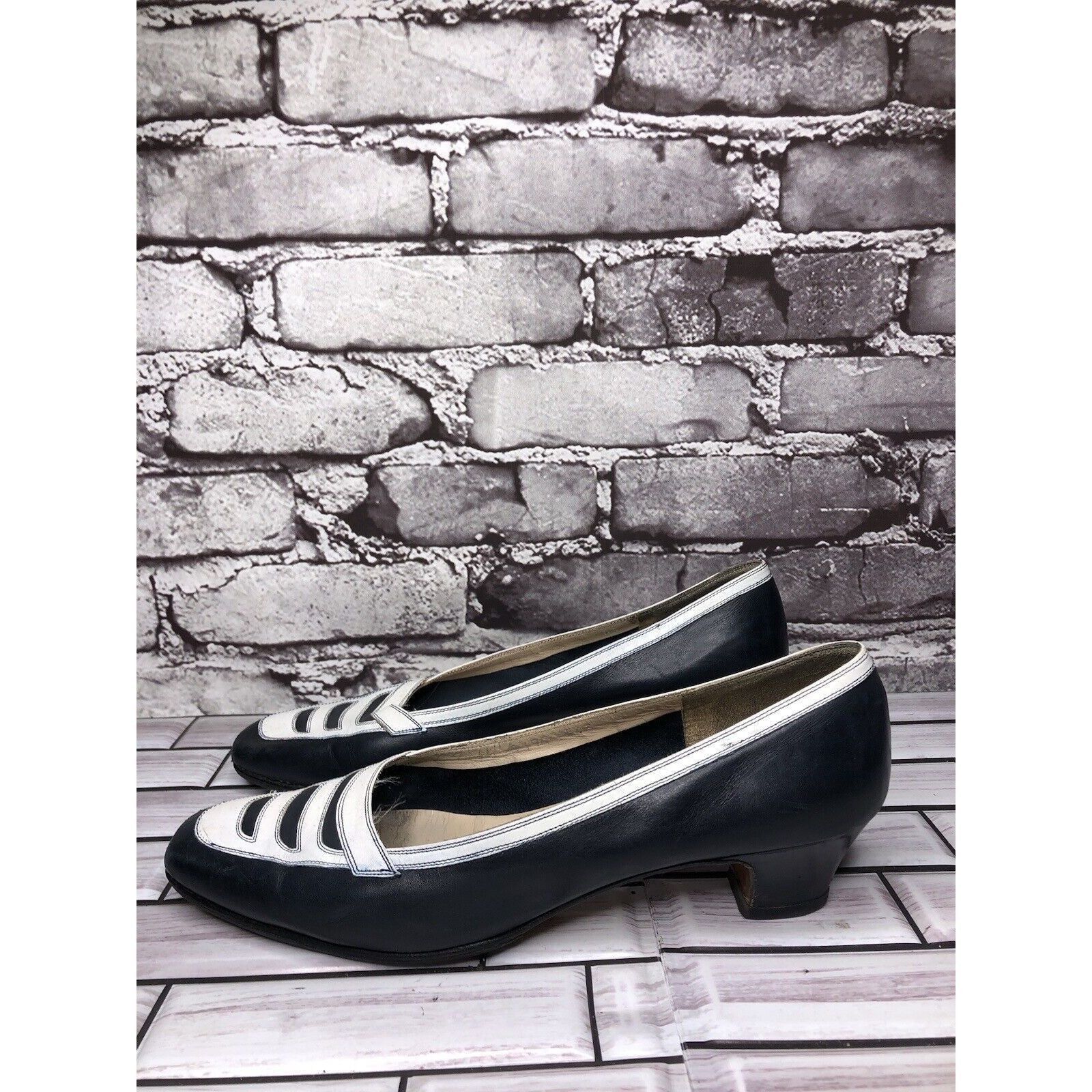 Salvatore Ferragamo Salvatore Ferragamo Boutique Blue Leather White Pump Heels W Size US 8 / IT 38 - 20 Thumbnail