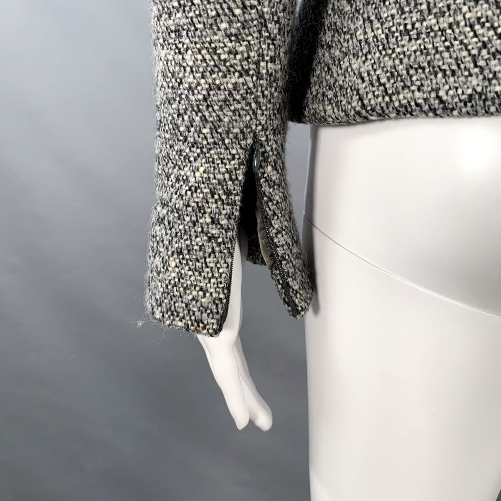 Alexander McQueen ALEXANDER MCQUEEN Size 4 Grey Black Wool Blend Boucle Single Breasted Jacket Women XS? Size S / US 4 / IT 40 - 7 Thumbnail