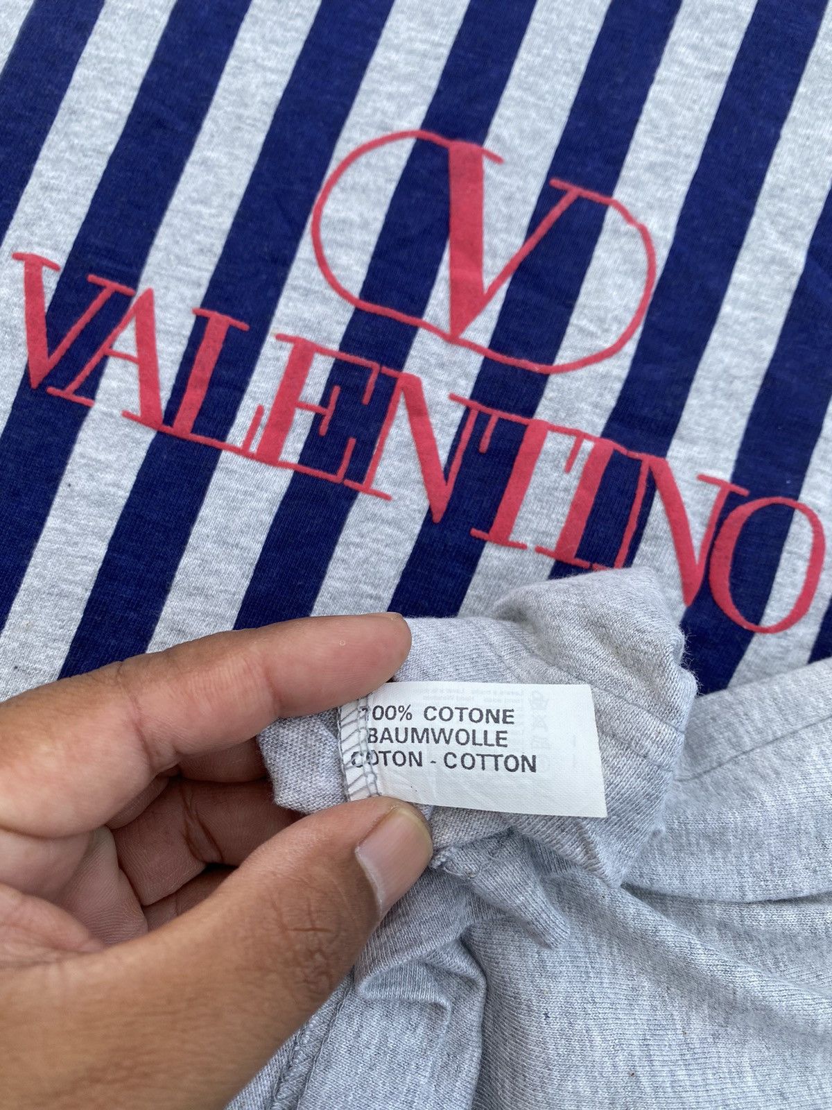 Valentino Rare Vintage Valentino Spellout Biglogo Tshirt Size US M / EU 48-50 / 2 - 11 Thumbnail