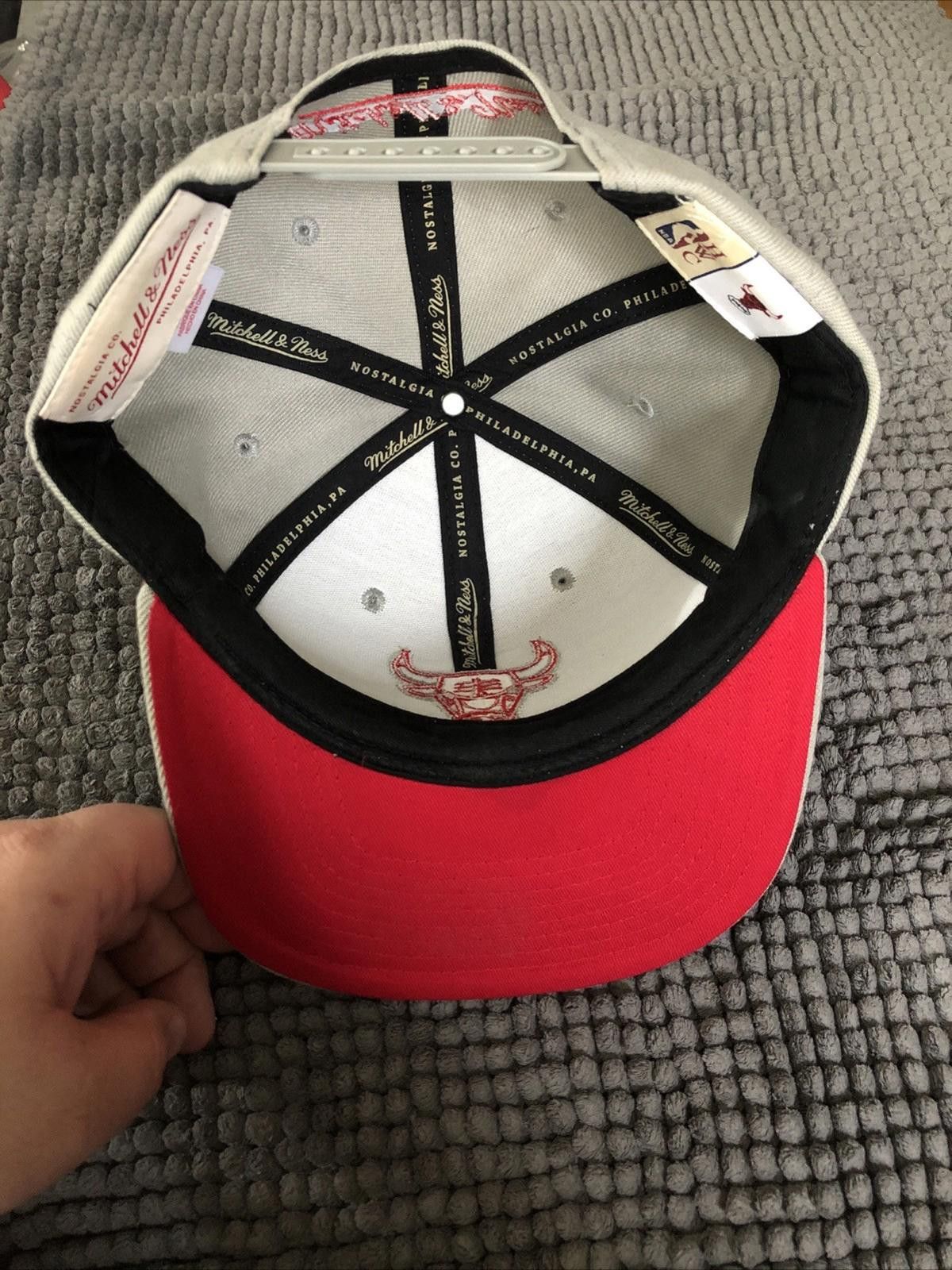 Mitchell & Ness NBA CHICAGO BULLS MITCHELL & NESS MENS SNAPBACK HAT GREY RED Size ONE SIZE - 4 Thumbnail