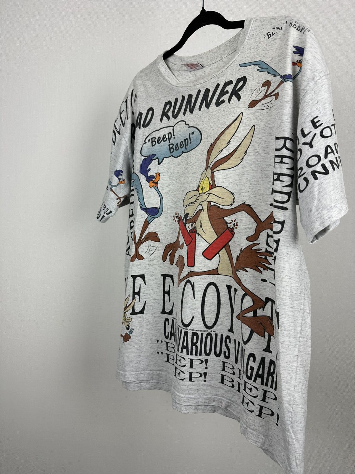 Disney Vintage Wile E Coyote chasing roadrunner t-shirt Size US L / EU 52-54 / 3 - 6 Thumbnail