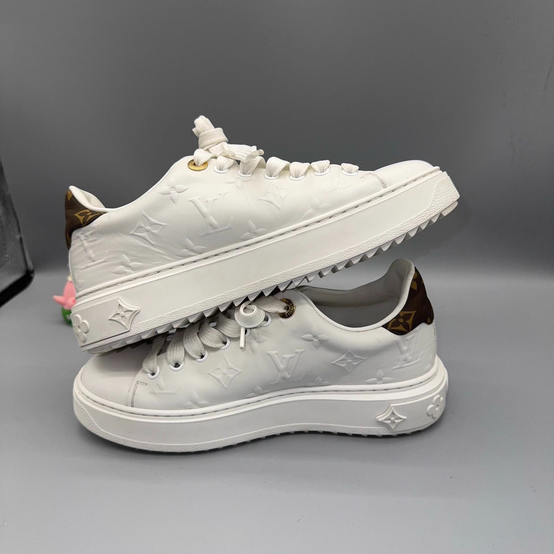 Louis Vuitton LOUIS VUITTON Time Out white 35.5 Size US 4.5 / IT 34.5 - 6 Thumbnail