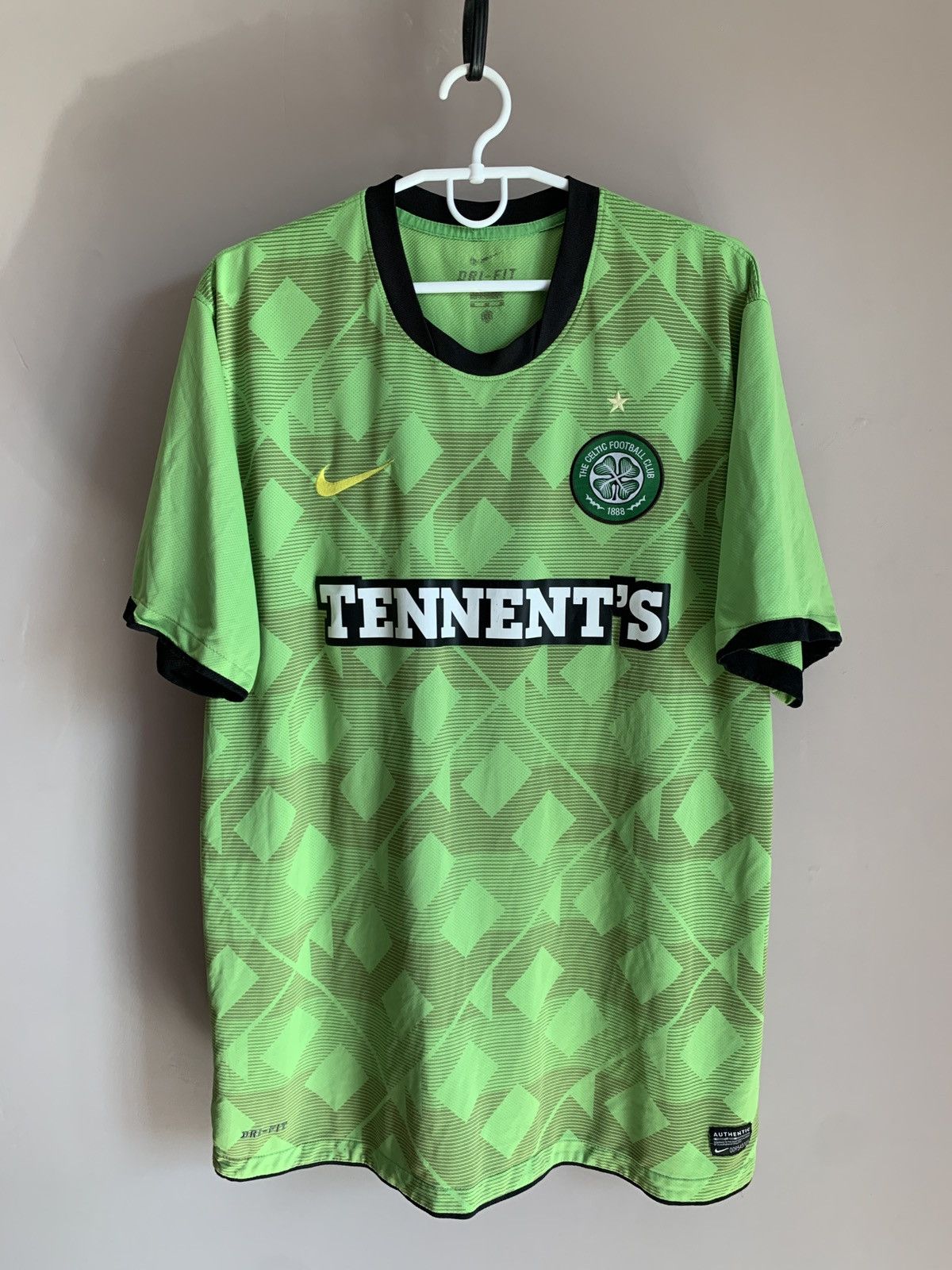 Nike Celtic Glasgow 2010 Away Football Shirt Nike Soccer Size XL Size US XL / EU 56 / 4 - 1 Thumbnail
