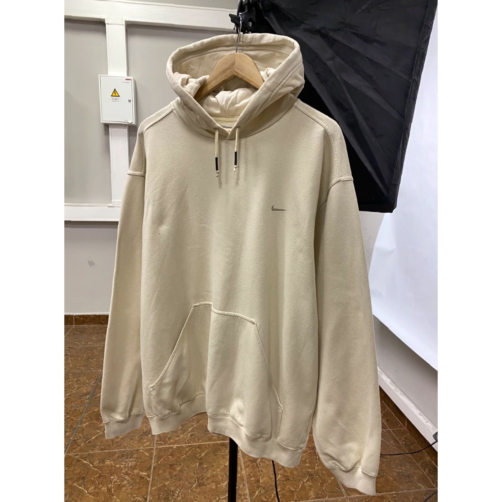 Nike VINTAGE Nike Swoosh Small Logo Y2K Hoodie XL Beige 90s Men Pullover Logo Hoodie Mens Size US XL / EU 56 / 4 - 2 Thumbnail