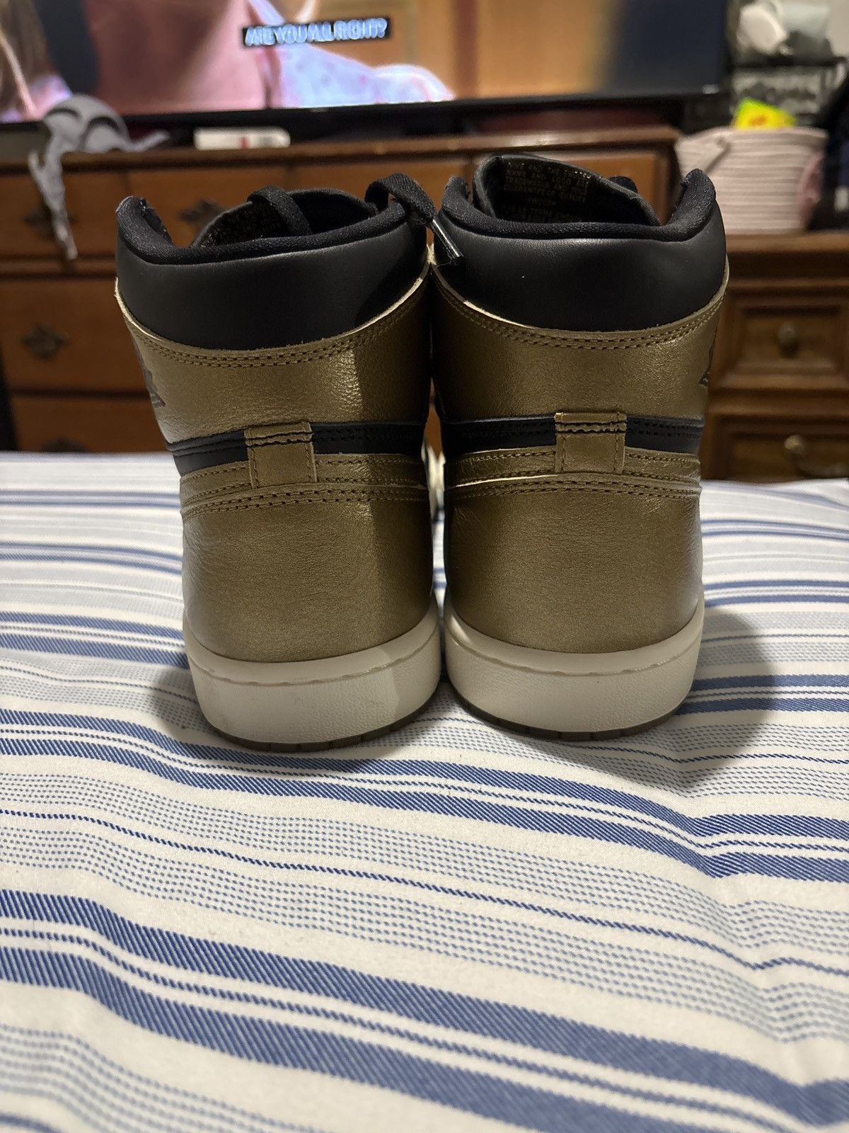 Jordan Brand Air Jordan 1 Retro High OG Metallic Gold Size US 10 / EU 43 - 4 Thumbnail