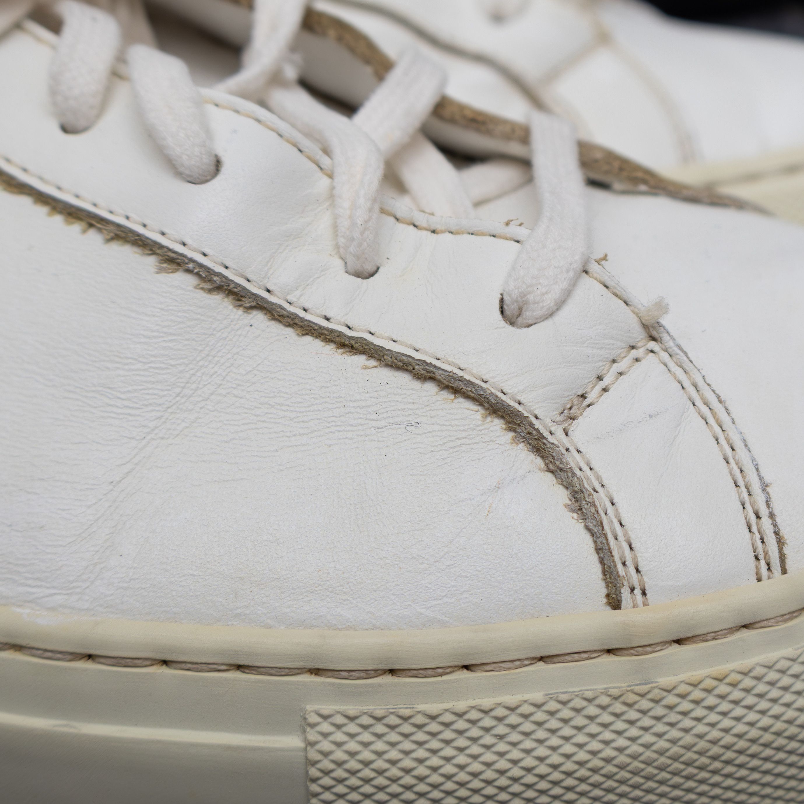 Common Projects Common Projects Low White Leather Sneakers EU 43 / US 10 Size US 10 / EU 43 - 11 Thumbnail