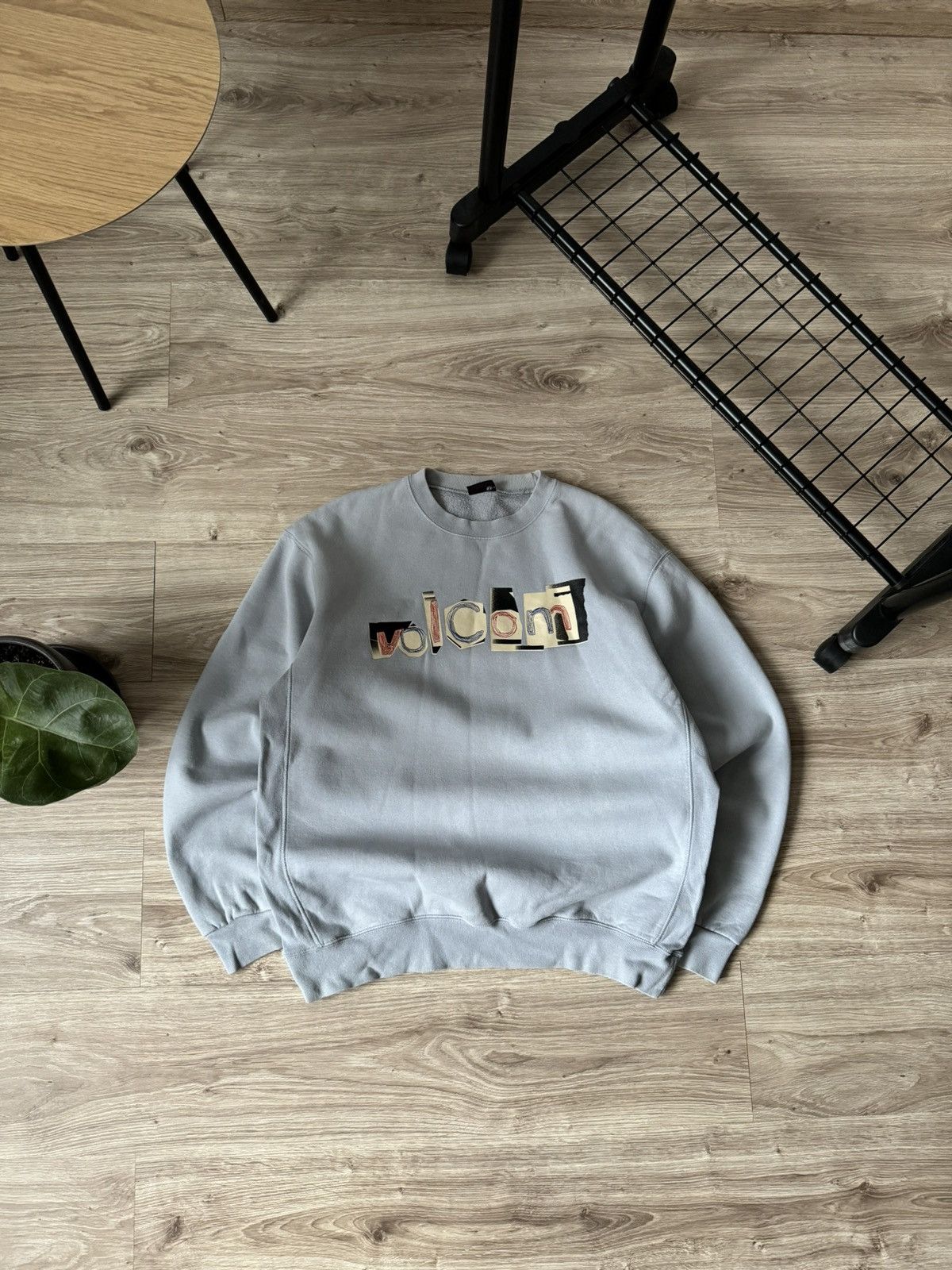 Volcom Vintage 90s Volcom Surf Skateboarding Big Logo Sweatshirt Size US XL / EU 56 / 4 - 1 Thumbnail