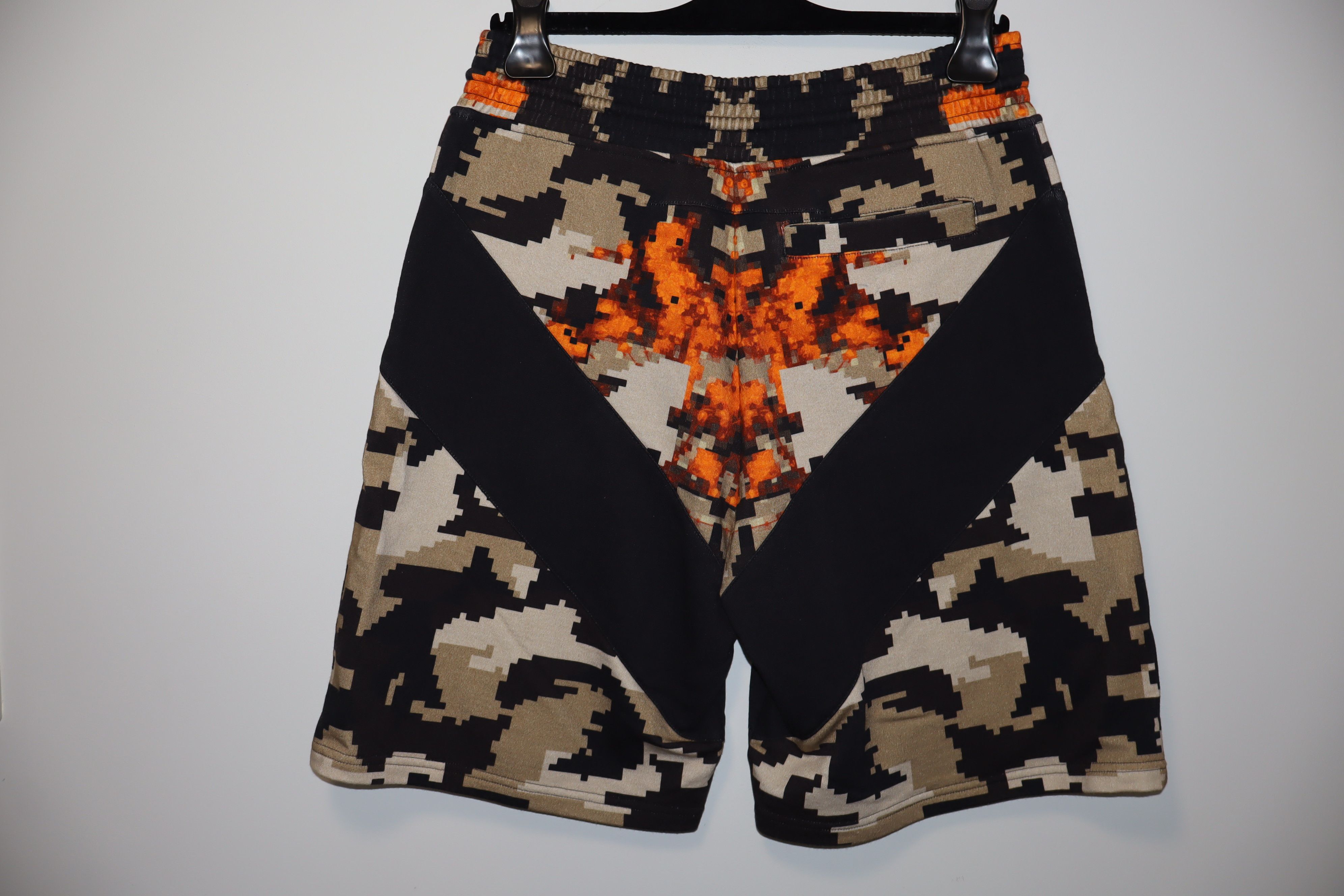 Givenchy Camo fire print shorts Size US 30 / EU 46 - 10 Thumbnail