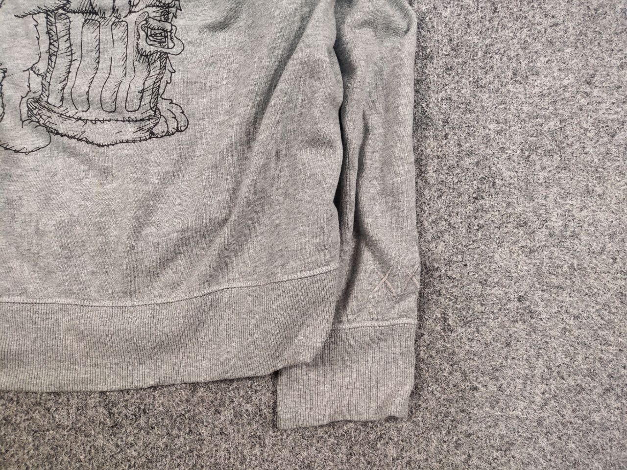 Kaws × Uniqlo Uniqlo x Kaws Sesame Street Logo Gray Crew Chek Sweatshirt Size US L / EU 52-54 / 3 - 10 Thumbnail