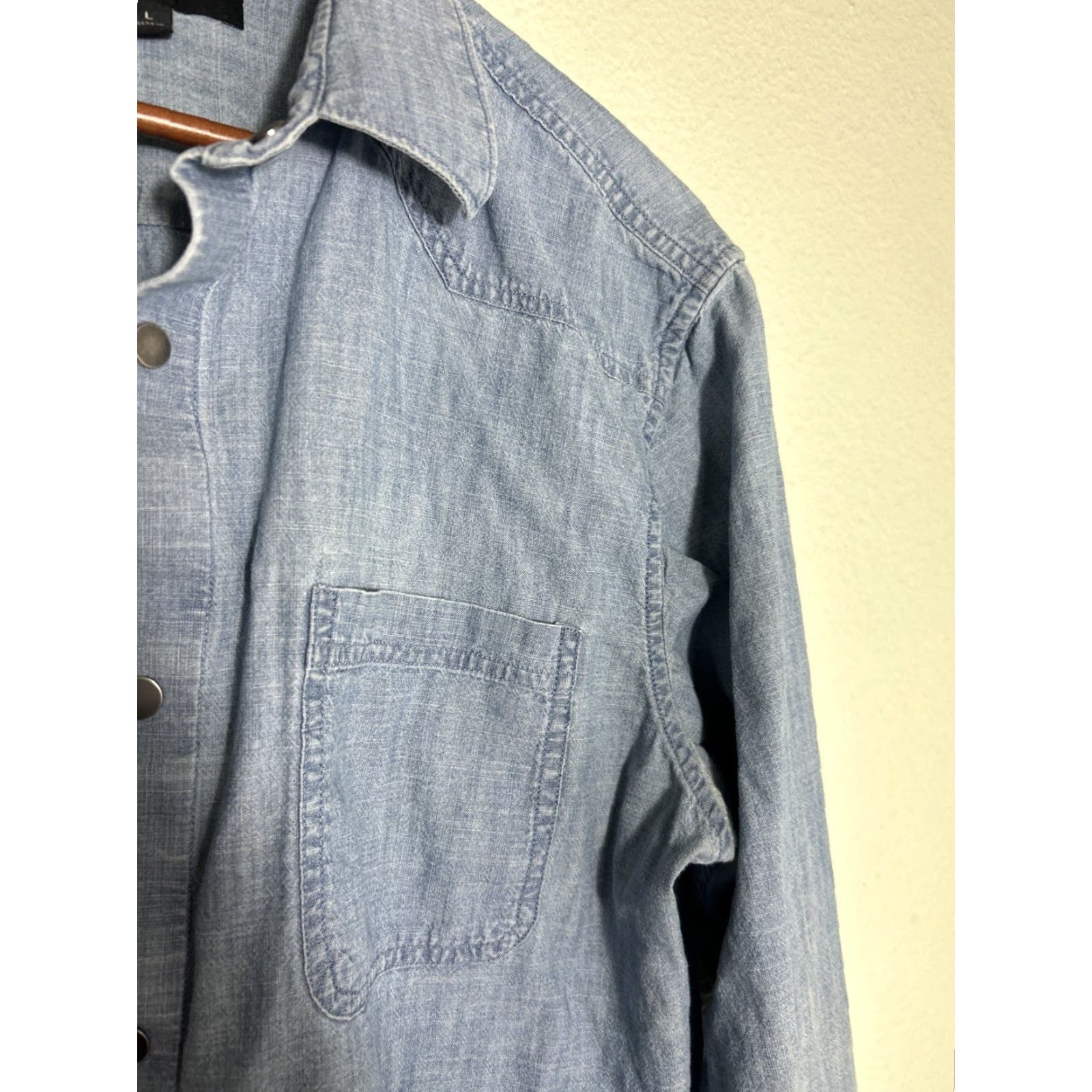 Banana Republic VINTAGE Banana Republic Standard Fit Mens Large Long Sleeve Denim Metal Button Shirt Size US L / EU 52-54 / 3 - 6 Thumbnail