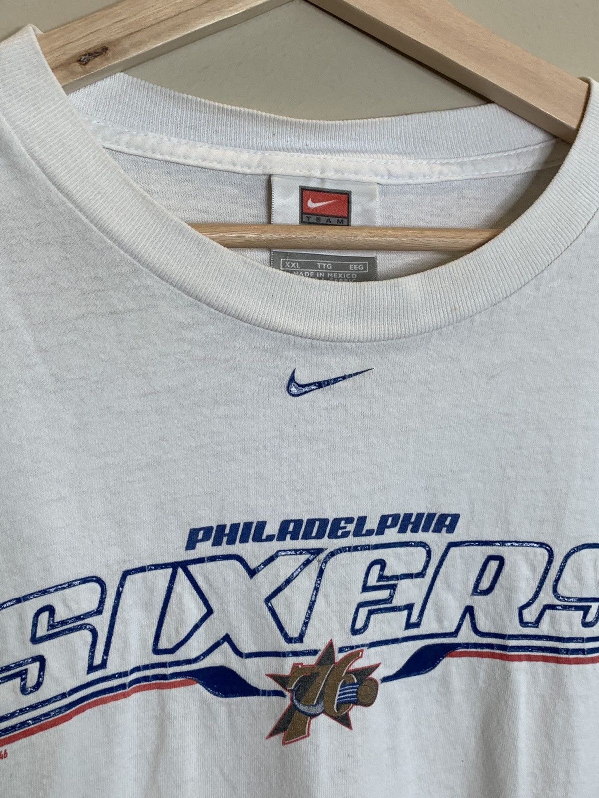 NBA *RARE* Vintage Nike Philadelphia 76ers Center Swoosh Shirt Size US XXL / EU 58 / 5 - 4 Thumbnail