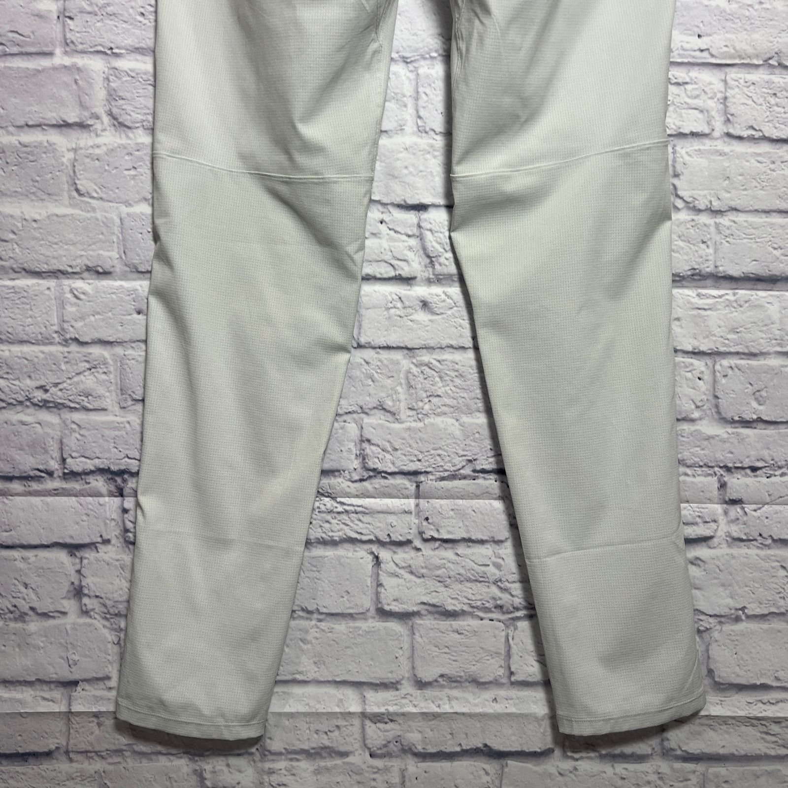 Lululemon Lululemon Commission Slim Ventlight Pant White Opal 33x33 Size US 33 - 10 Thumbnail