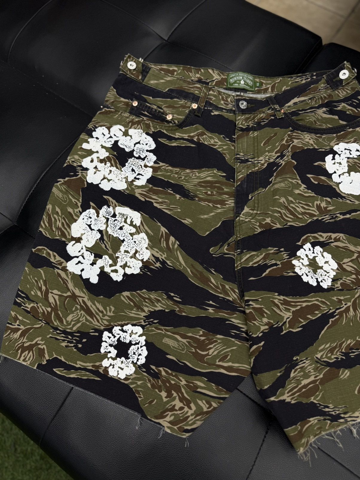 DENIM TEARS Denim Tears Cotton Wreath 2025 Shorts Size XL Camo (NEW) Size US 36 / EU 52 - 3 Thumbnail