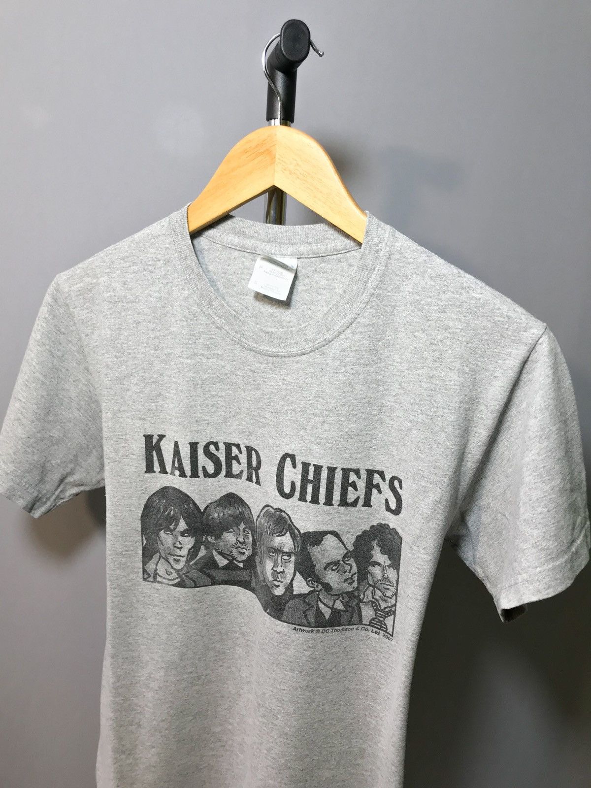 Gildan Kaiser Chiefs 2007 World Tour T-shirt Mens Grey DC Thompson Size US S / EU 44-46 / 1 - 3 Thumbnail