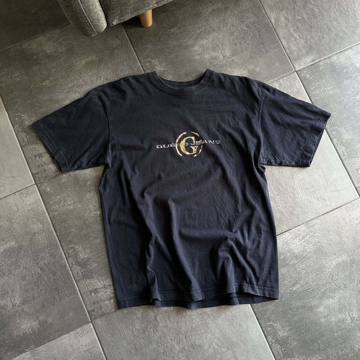 Guess Vintage Guess Jeans T-shirts Centre Logo Distressed Y2K Size US L / EU 52-54 / 3 - 6 Thumbnail