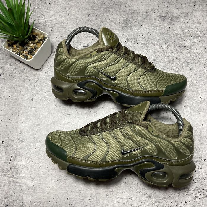 Air max plus sales olive cargo