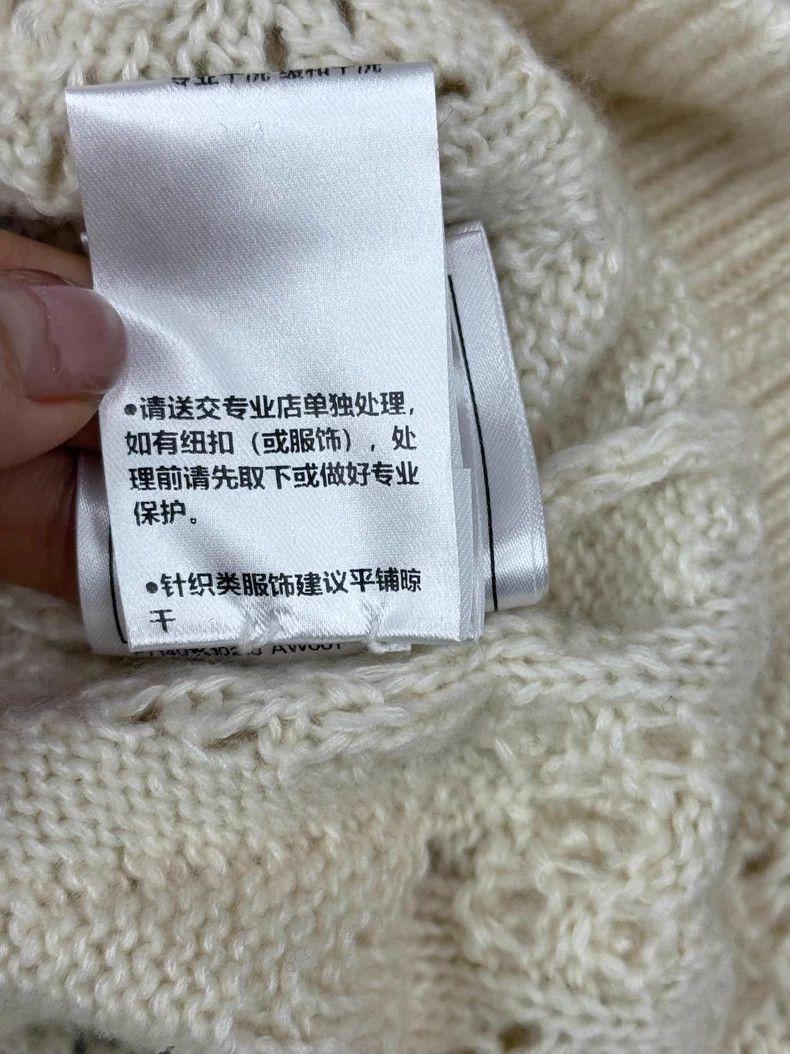 Chanel Chanel 21B milky white cashmere love diamond buckle V-neck Size XS / US 0-2 / IT 36-38 - 8 Thumbnail