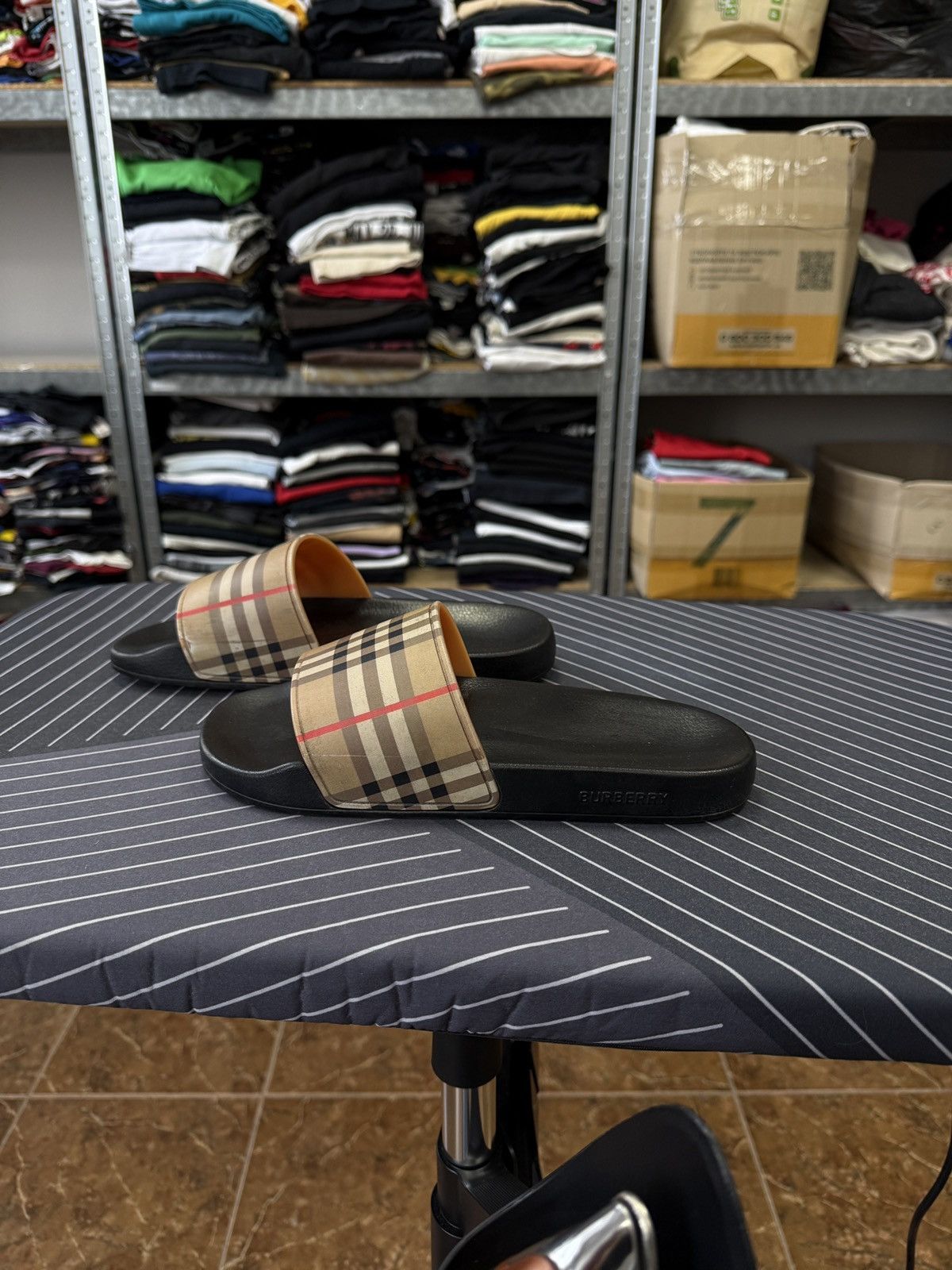 Burberry 🇬🇧 Burberry Nova Check Slides Pool Sandals Made in Italy Size US 6.5 / EU 39-40 - 3 Thumbnail