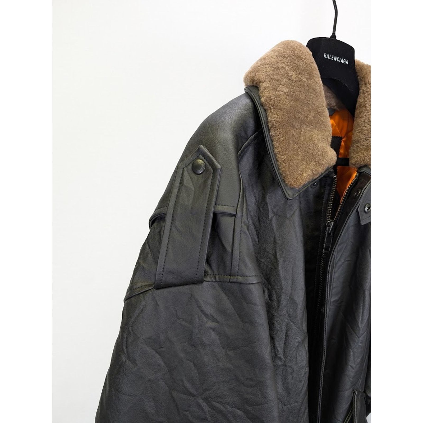 Balenciaga o1rshd1 Leather Grainy Worn Out Bomber in Black Size US M / EU 48-50 / 2 - 11 Thumbnail
