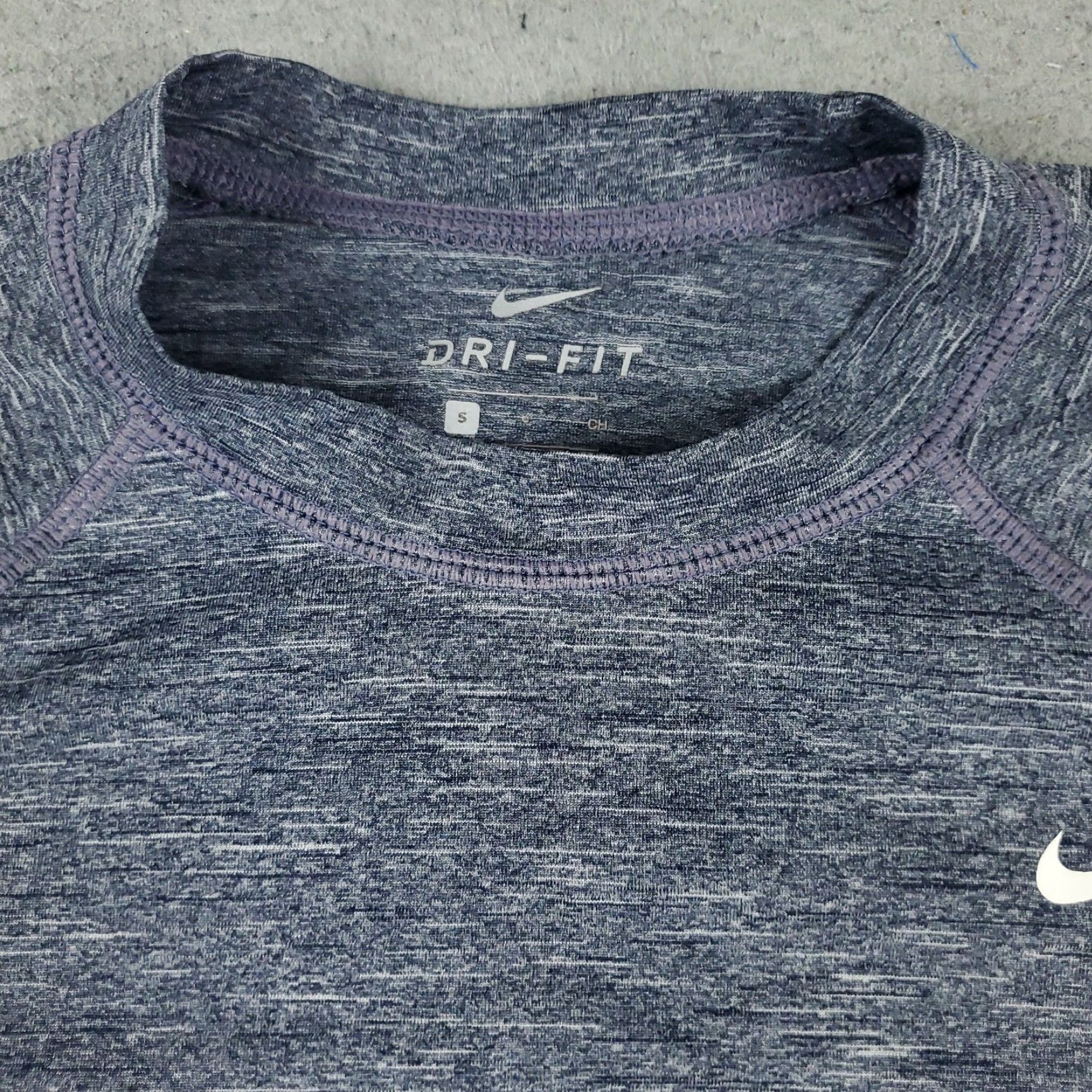 Nike Nike T Shirt Mens Size Small Gray Swoosh Training Active Short Sleeve Size US S / EU 44-46 / 1 - 3 Thumbnail