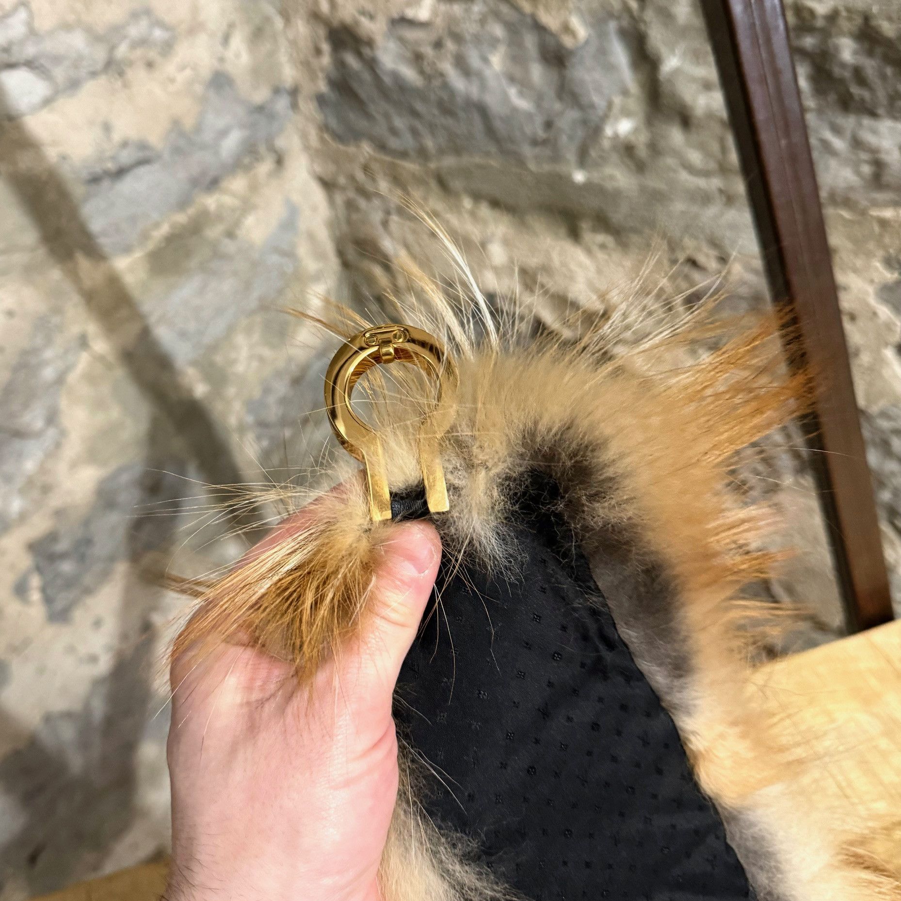 Louis Vuitton Louis Vuitton Ivory Tan Fox Fur Collar Scarf Size ONE SIZE - 8 Thumbnail