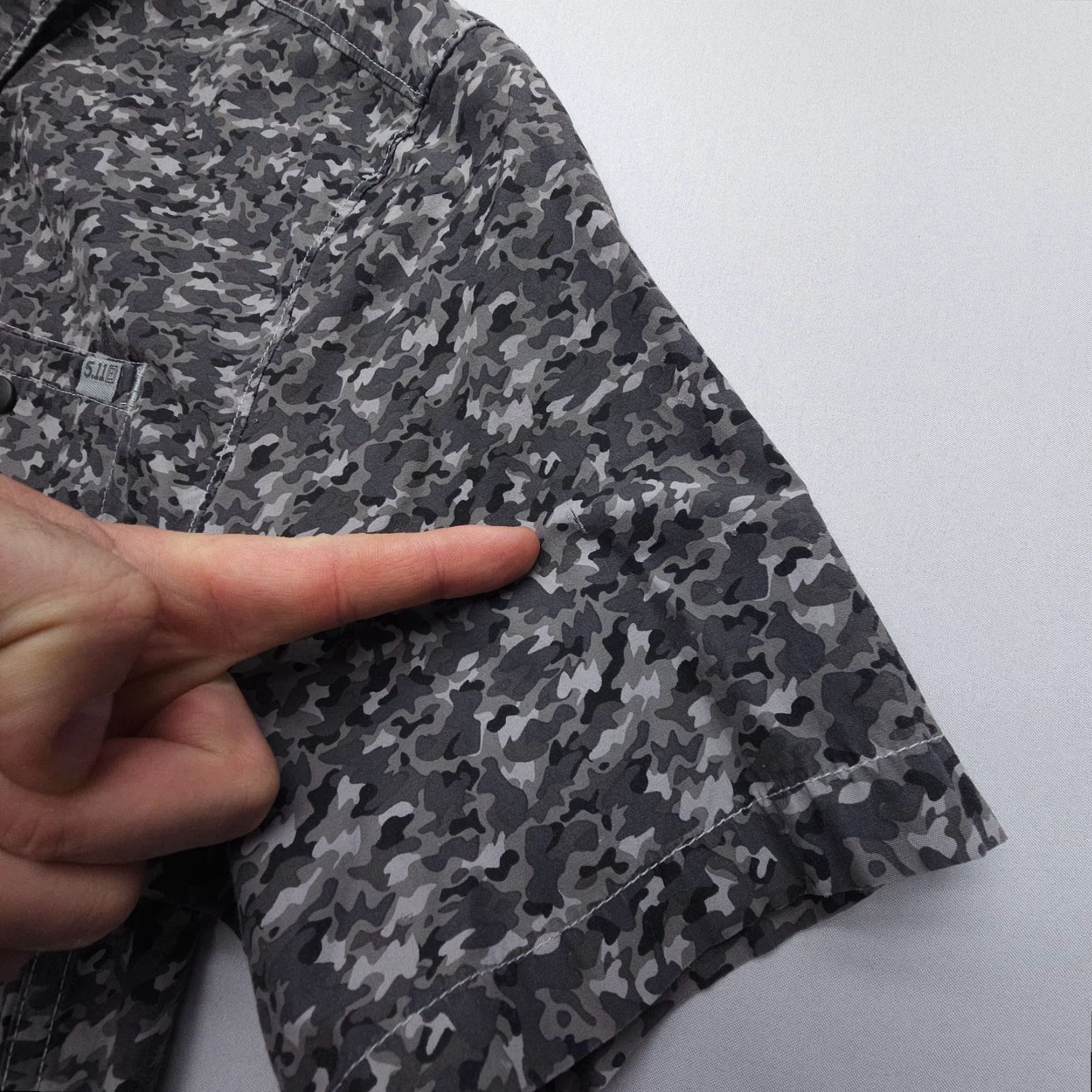 Vintage 5.11 Tactical Men's Micro Camo Short Sleeve Shirt Size Small Gray Snap Workwear Shirt Mens Small Gray Camouflage Shirt Size US S / EU 44-46 / 1 - 4 Thumbnail