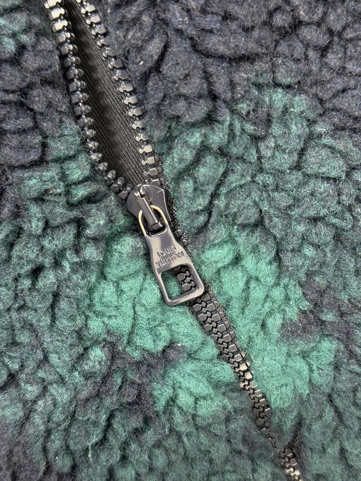 Louis Vuitton x VIRGIL ABLOH GREEN LOGO PRINT CAMOUFLAGE FLEECE ZIP JACKET Size US M / EU 48-50 / 2 - 3 Thumbnail