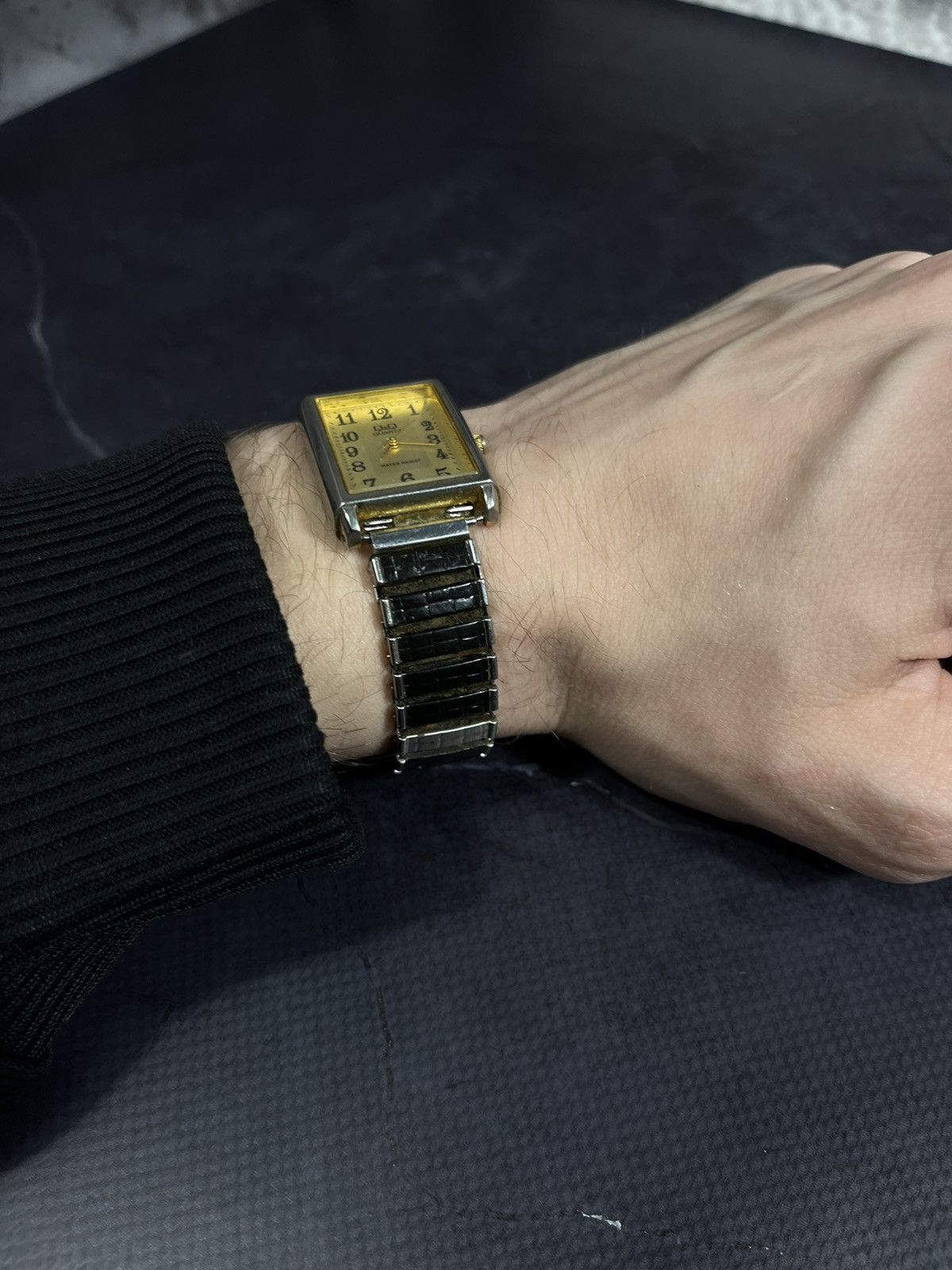 Jewelry × Vintage Vintage Q&Q Gold-Toned Rectangular Watch | Japanese Brand Size ONE SIZE - 4 Thumbnail