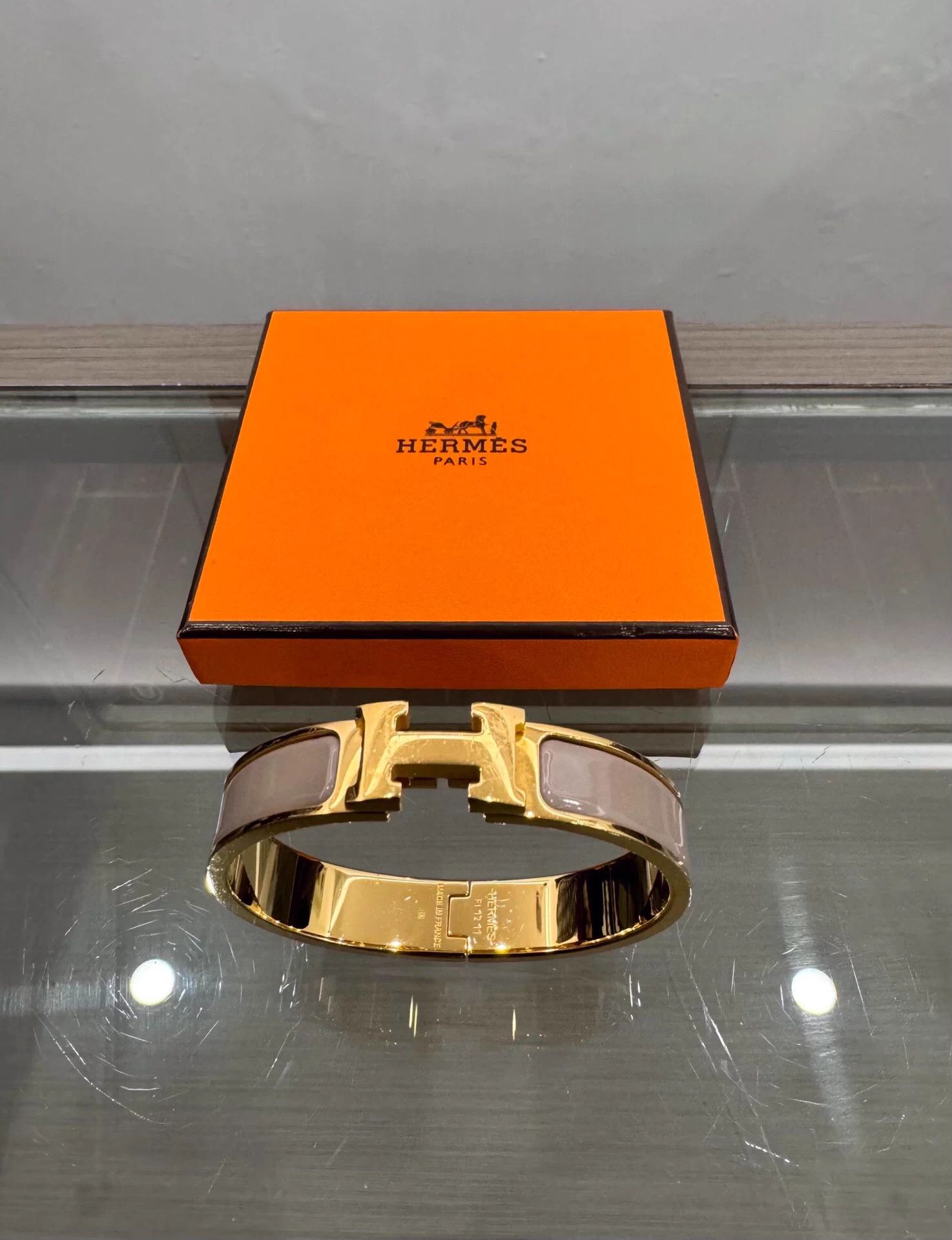 Hermes Hermes Clic H taupe enamel H gold bangle PM mint Size ONE SIZE - 1 Thumbnail