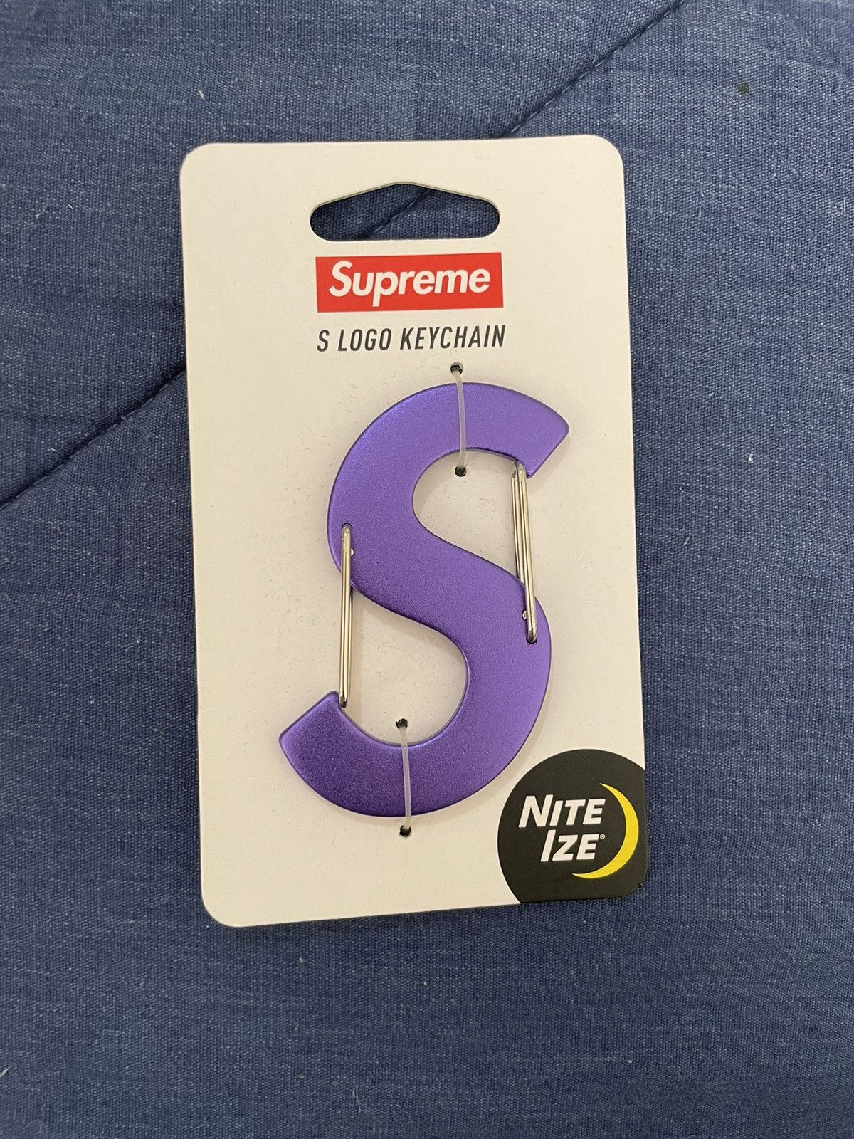 supreme sロゴ キーホルダー カラビナ キーチェーン パープル Supreme