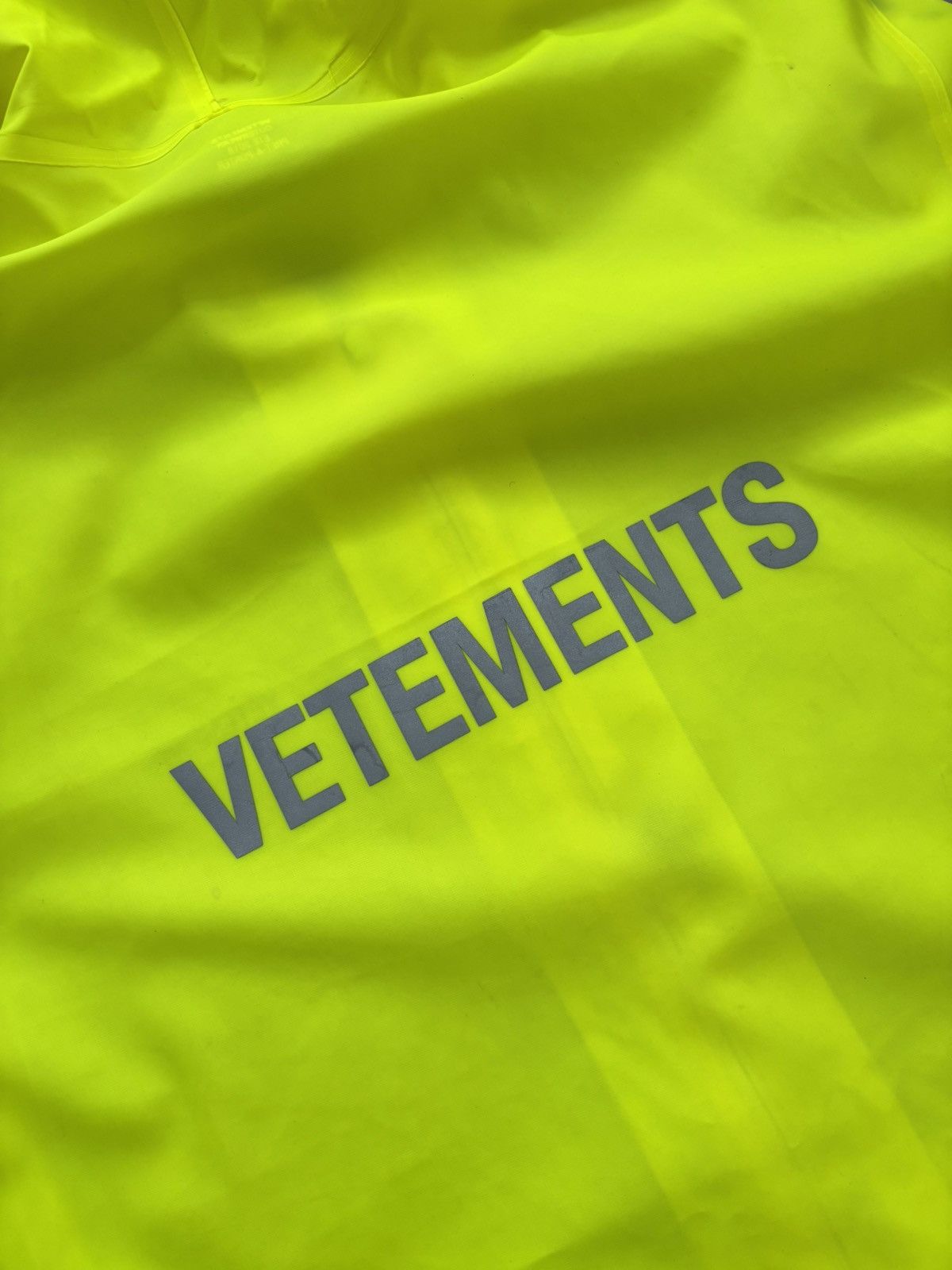 Vetements Vetements SS18 Logo Raincoat Size US M / EU 48-50 / 2 - 7 Thumbnail