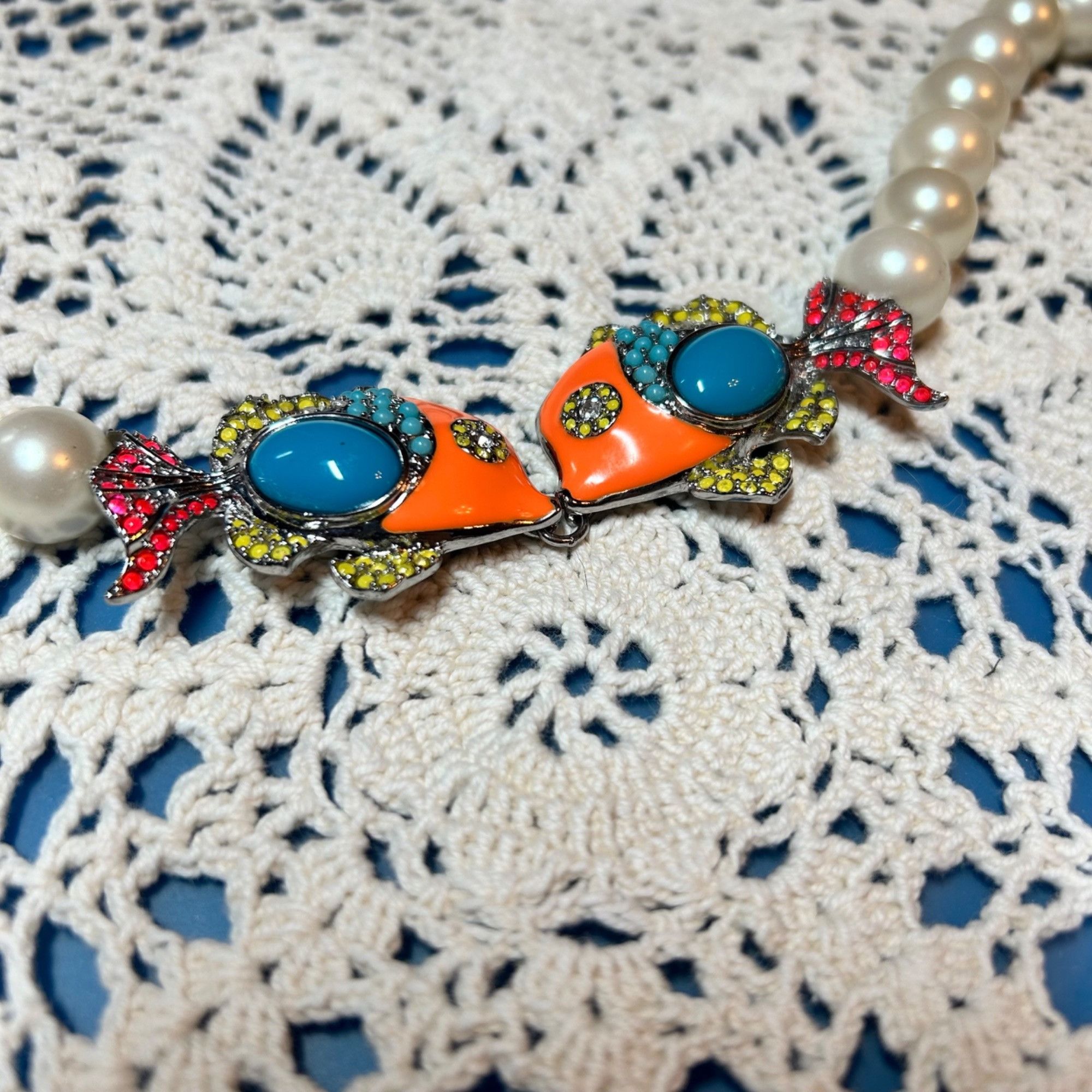 Ann Taylor Ann Taylor Faux Pearl Kissing Neon Rhinestone Fish Necklace Size ONE SIZE - 4 Thumbnail