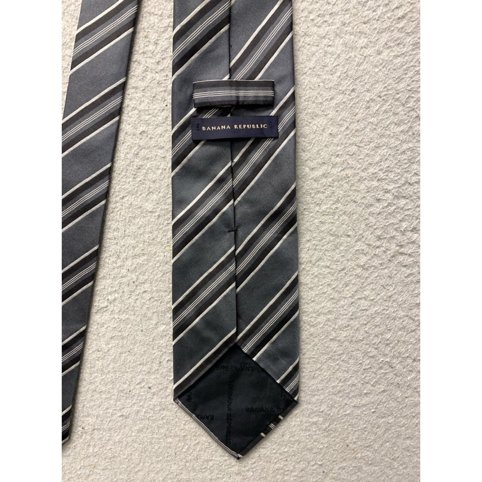 Banana Republic VINTAGE Banana Republic Men's Silk Tie Gray Striped Classic Neckwear 57-60 Inches Size ONE SIZE - 3 Thumbnail