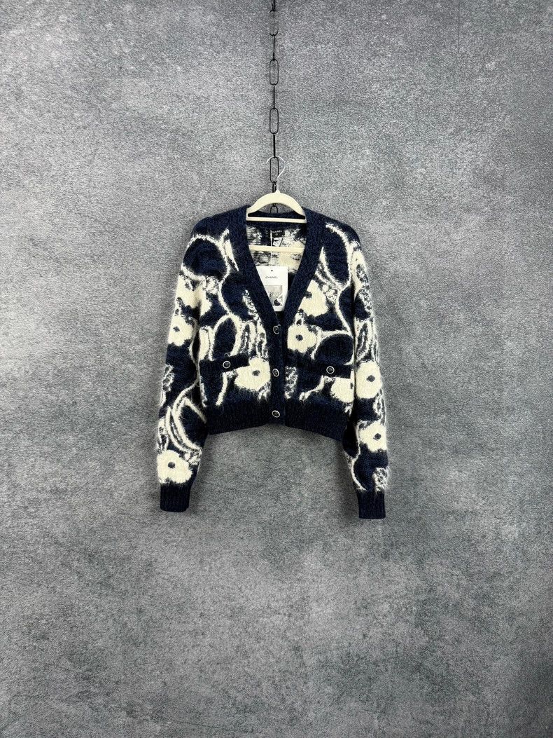 Chanel Chanel V-neck cardigan coat Size XS / US 0-2 / IT 36-38 - 1 Thumbnail