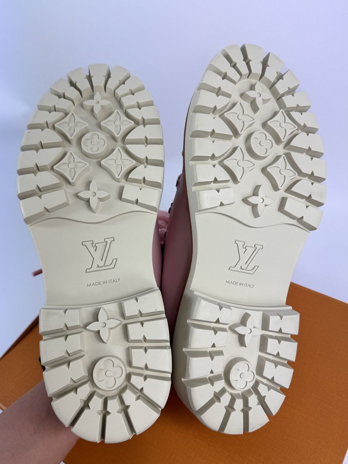 Louis Vuitton LV REMIX DERBY 1AIJAN SIZE: LV8 fits US10 Size US 8 / EU 41 - 8 Thumbnail