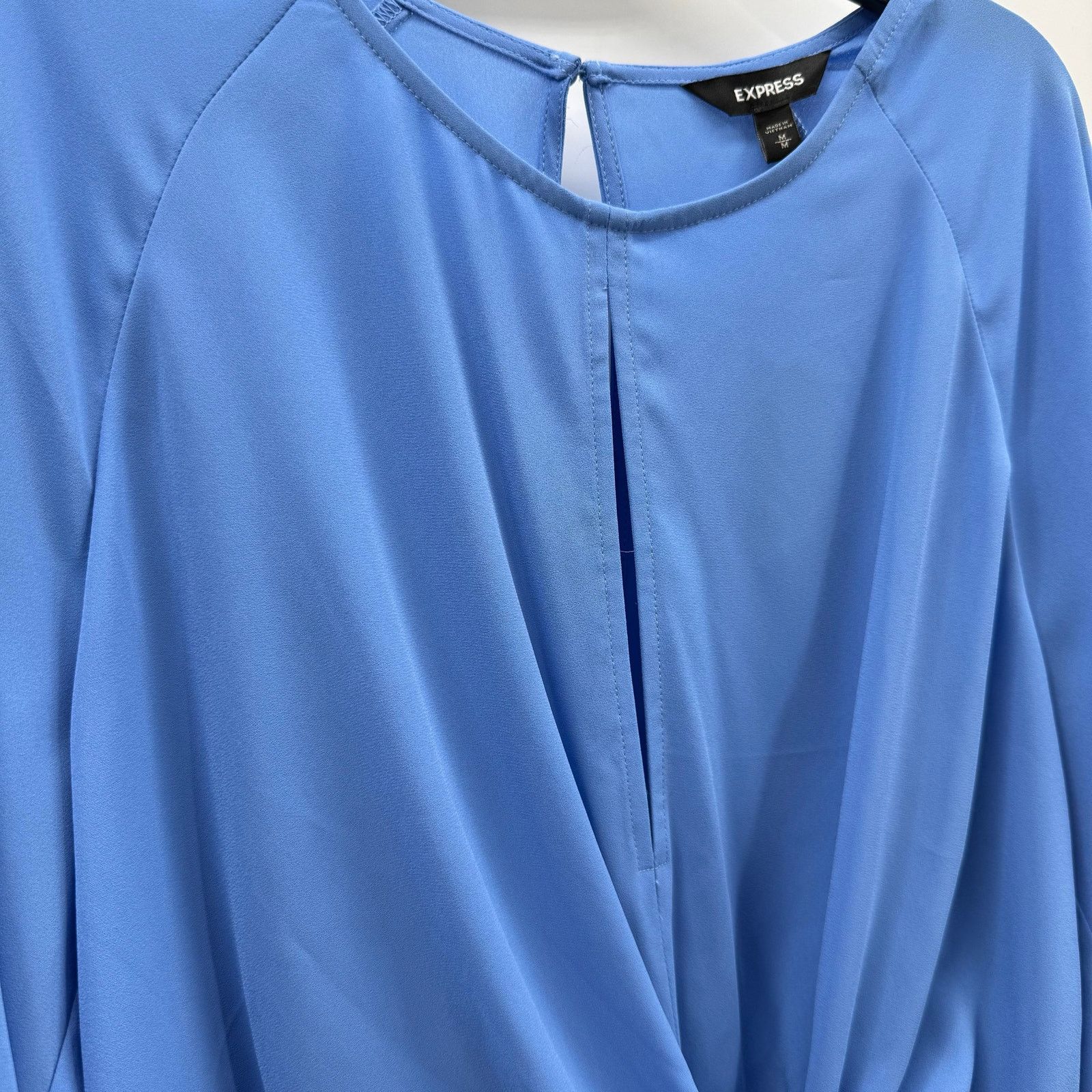 Express NWT Express Mock Wrap with Front Tie Long Keyhole Neckline Size M / US 6-8 / IT 42-44 - 10 Thumbnail