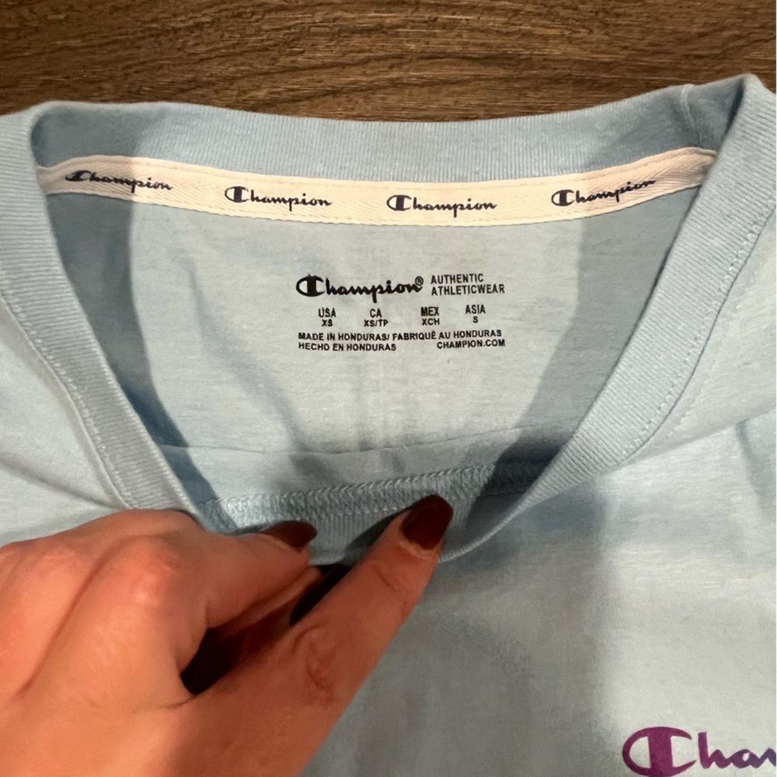Champion NWT Champion Light Blue Graphic Crop Top - Size XS Size XS / US 0-2 / IT 36-38 - 2 Thumbnail
