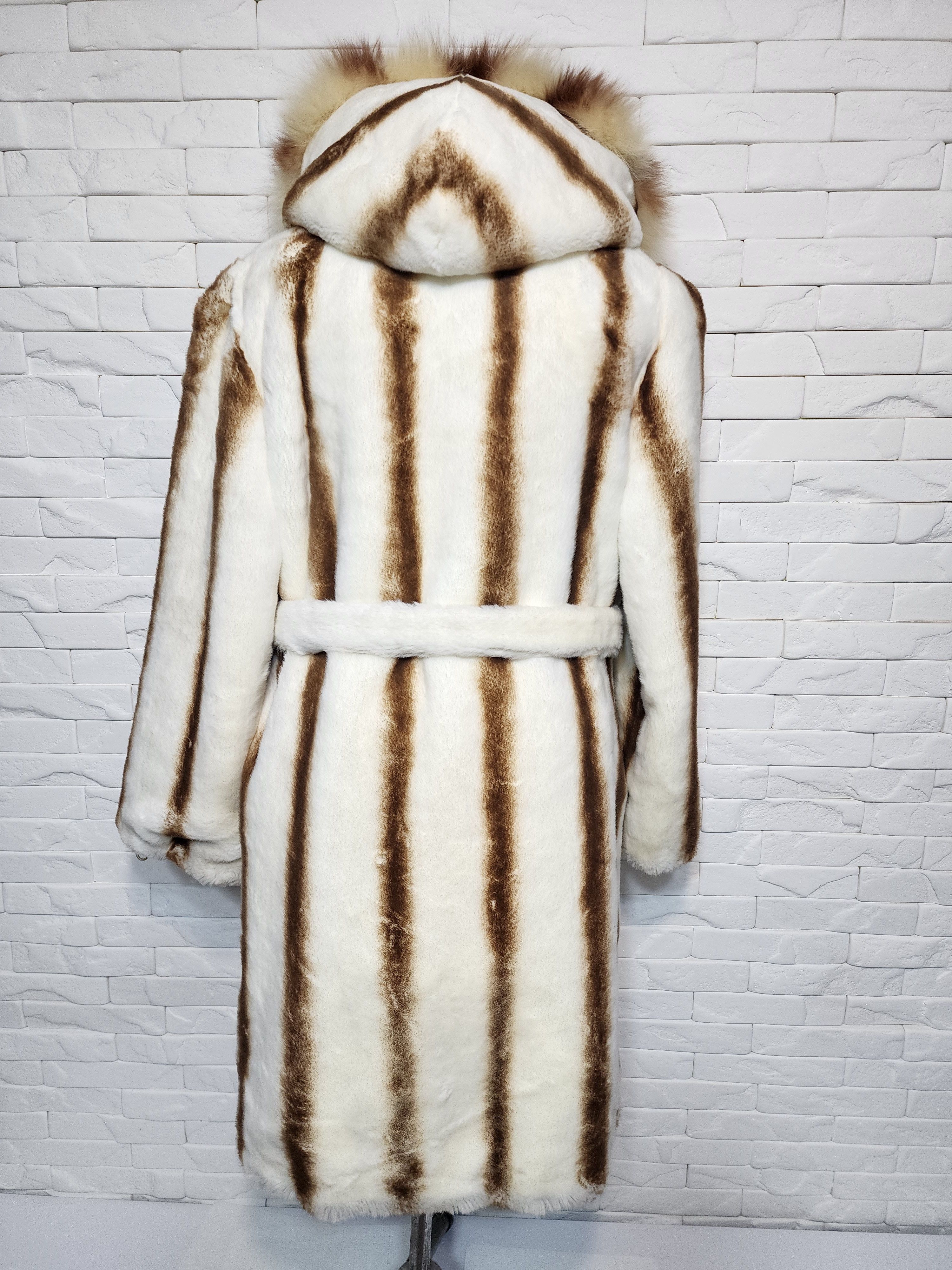 Designer Women's fur coat made of warm, reliable faux fur. Size 3XL / US 20-22 - 4 Thumbnail