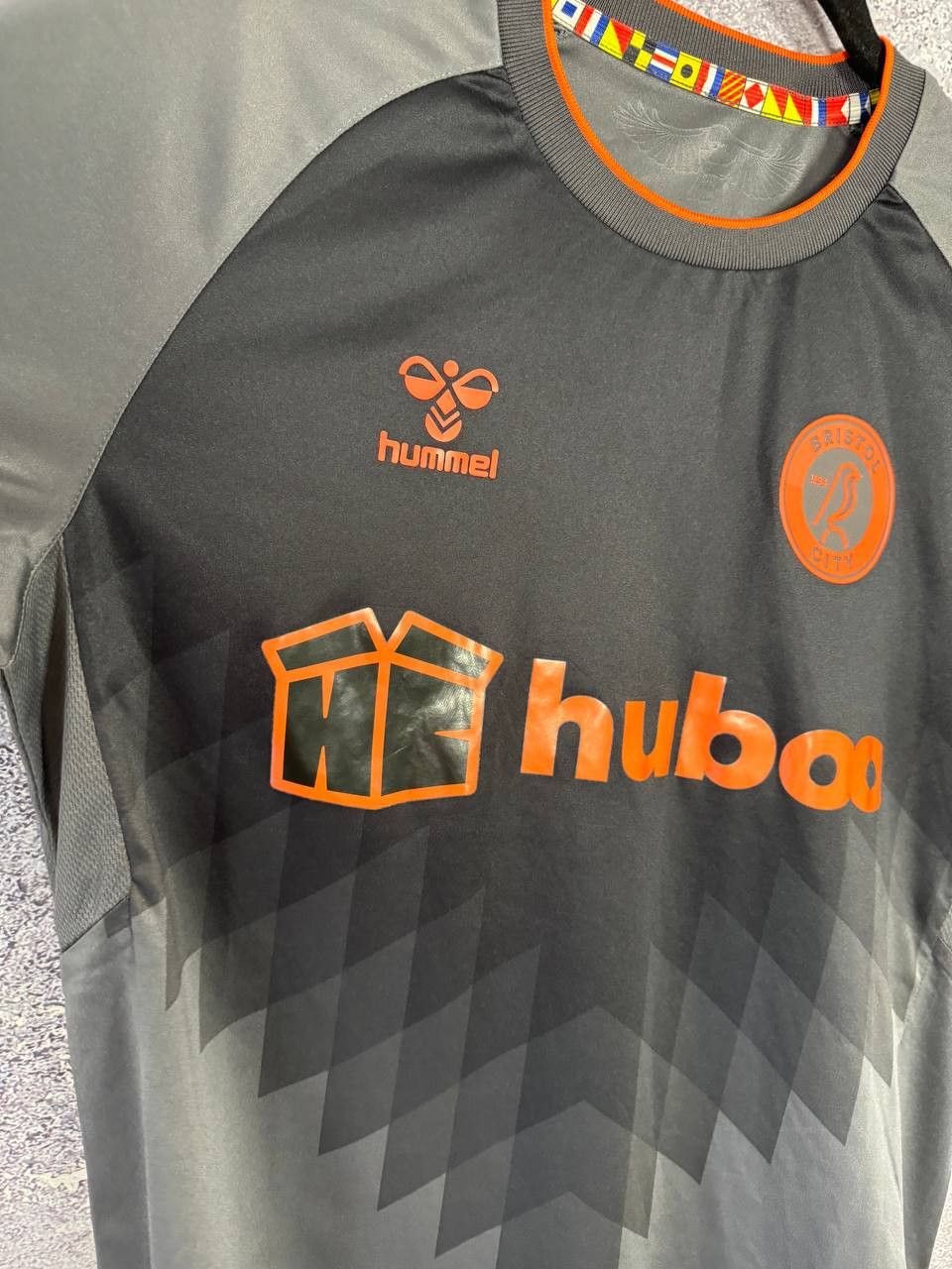 Hummel × Vintage Vintage Bristol City 2022/23 Hummel Soccer Jersey Size US S / EU 44-46 / 1 - 7 Thumbnail