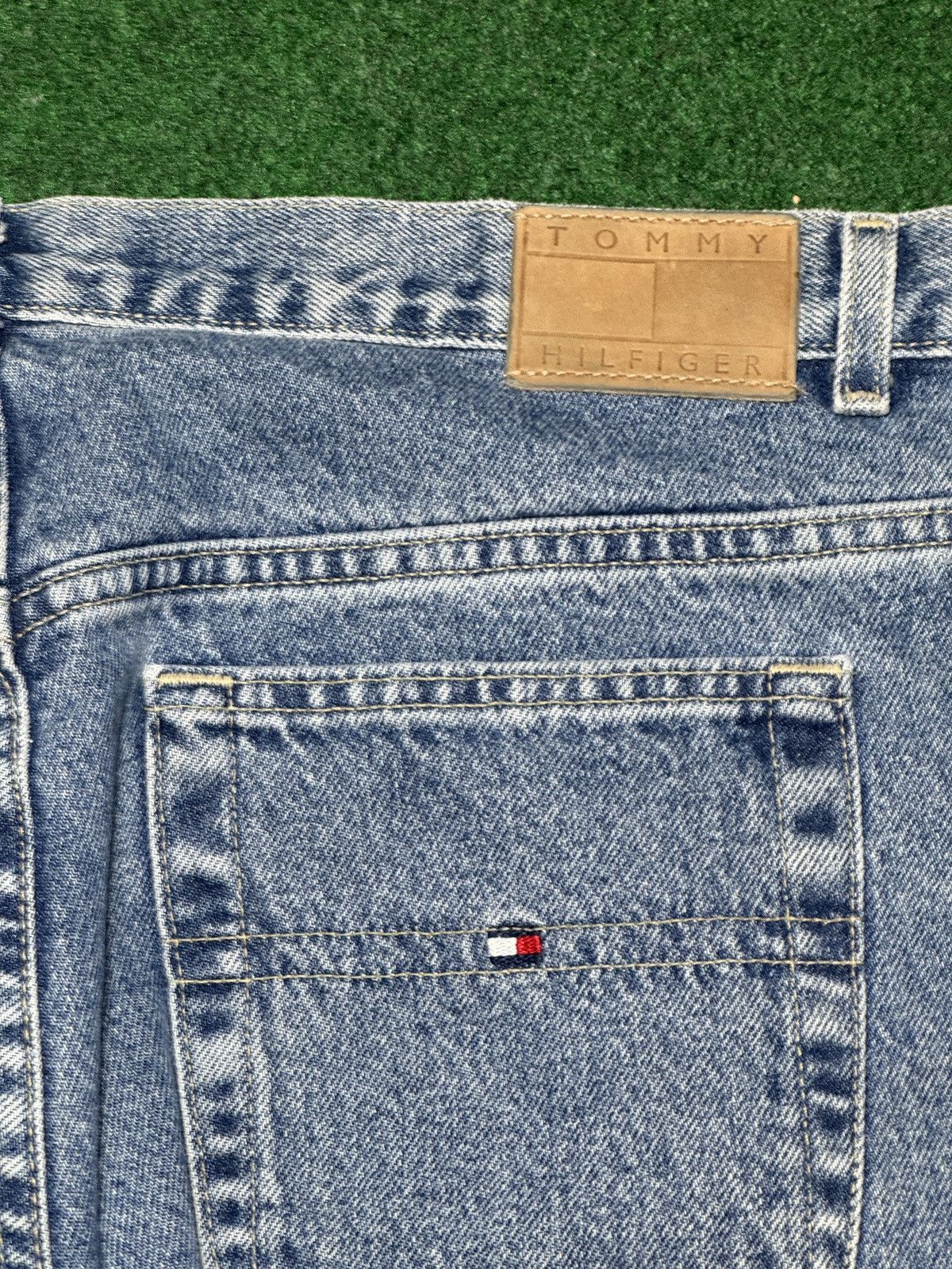 Tommy Hilfiger Vintage Tommy Hilfiger Relaxed Light Wash 40x30 Y2K Jeans Size 42" / US 20 - 3 Thumbnail