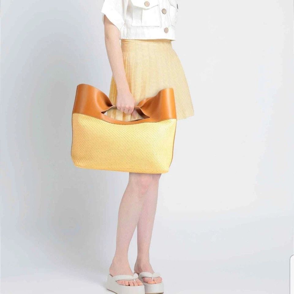 Alexander McQueen o1w1db10925 Size: OS/The Bow in Beige/Brown Size ONE SIZE - 4 Thumbnail
