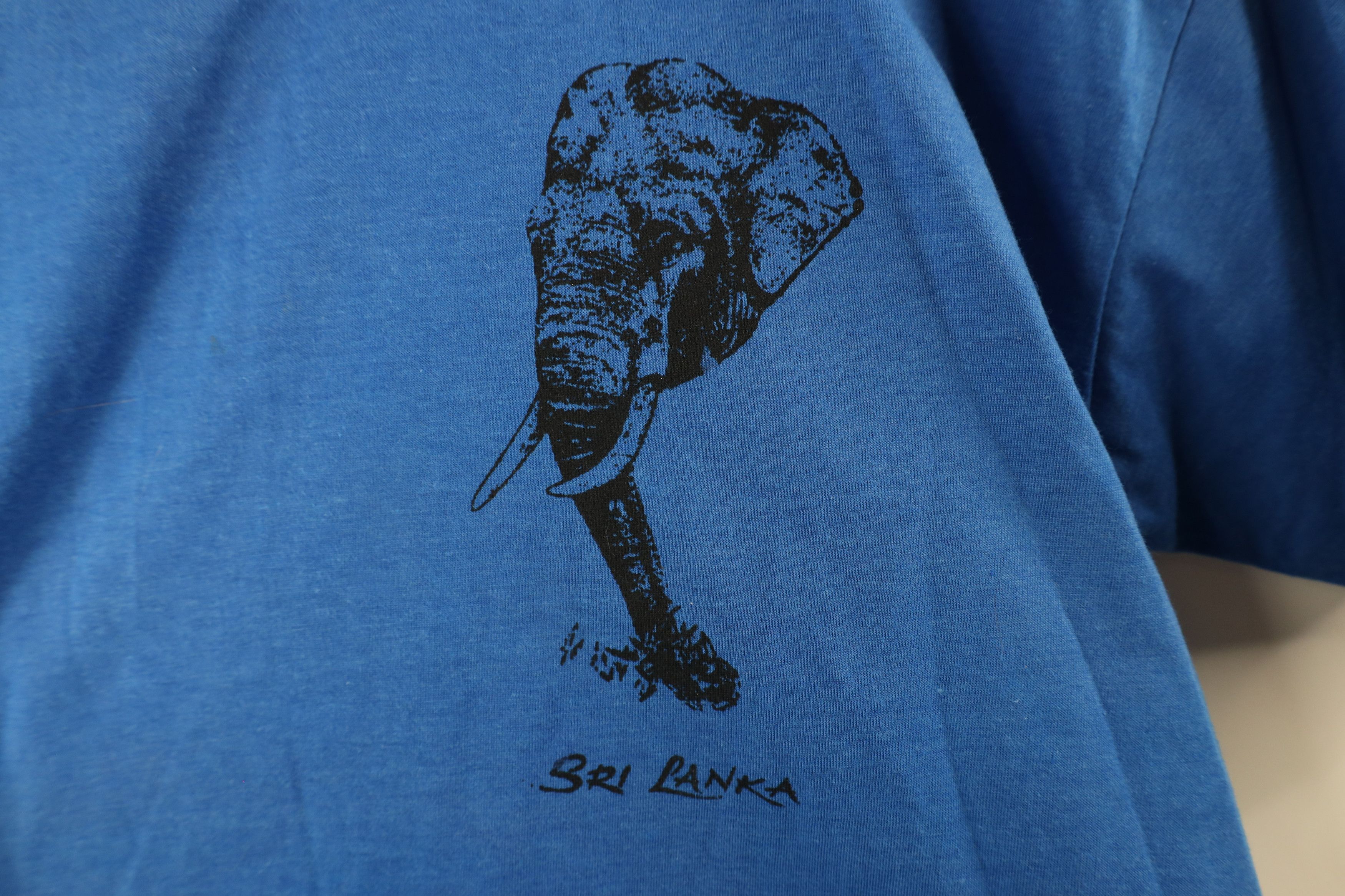 Vintage Vintage 90s Streetwear Sri Lanka Elephant T-Shirt Blue Size US L / EU 52-54 / 3 - 4 Thumbnail