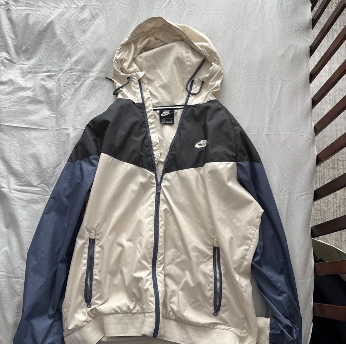 Nike Nike Windbreaker Limited Edition Blue and Cream Colorway Size US L / EU 52-54 / 3 - 1 Thumbnail