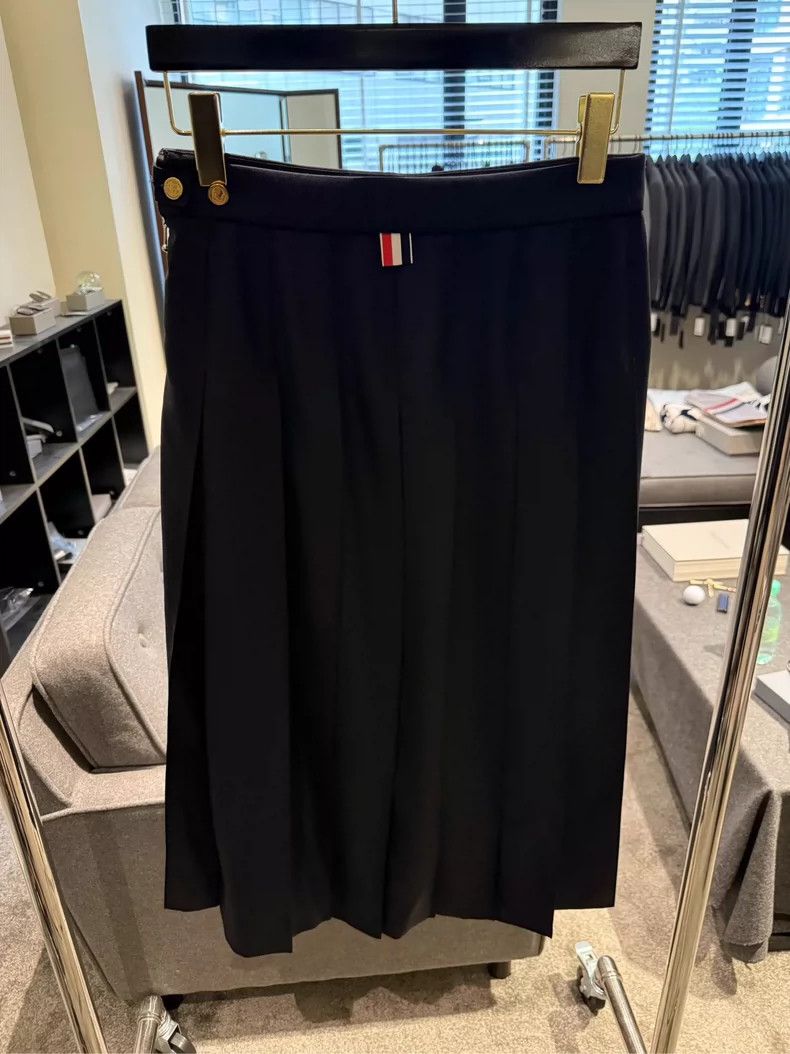 Thom Browne Thom Browne Women's pleated skirt 2505-Nextarrow Size 26" / US 2 / IT 38 - 2 Thumbnail