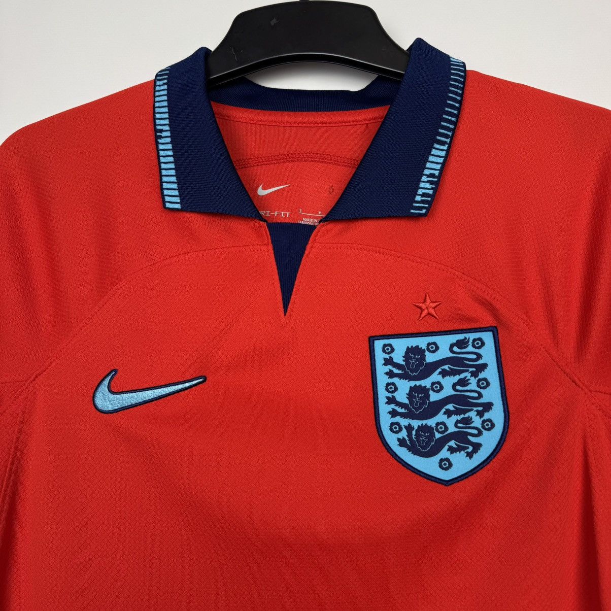 Nike ENGLAND 2022 2023 AWAY FOOTBALL SHIRT SOCCER JERSEY NIKE Size US S / EU 44-46 / 1 - 5 Thumbnail