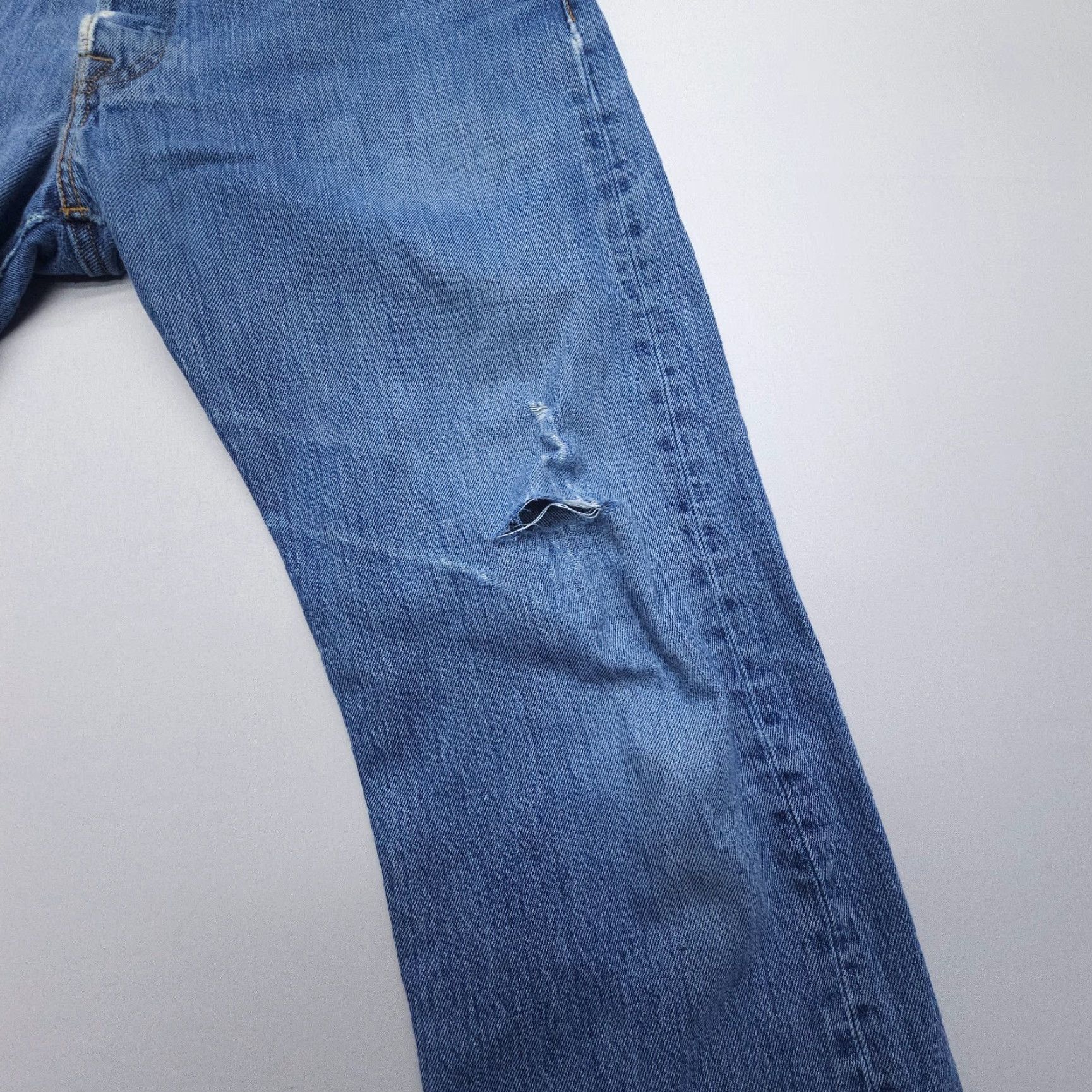 Levi's VINTAGE Levi's 501 Straight Jeans Mens 36 x 32 Blue Distressed Worn-in Denim Button Fly 5-Pocket Regular Fit - American Classic Style Size US 36 / EU 52 - 4 Thumbnail