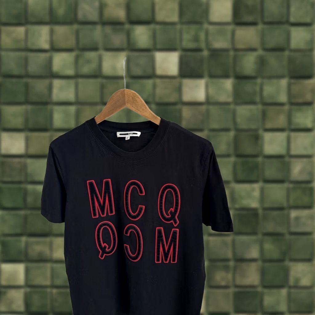 Alexander McQueen VINTAGE Alexander McQueen Over Print Black T Shirt Men L Logo 90s UK USA Streetwear Garden Design Size US L / EU 52-54 / 3 - 1 Thumbnail